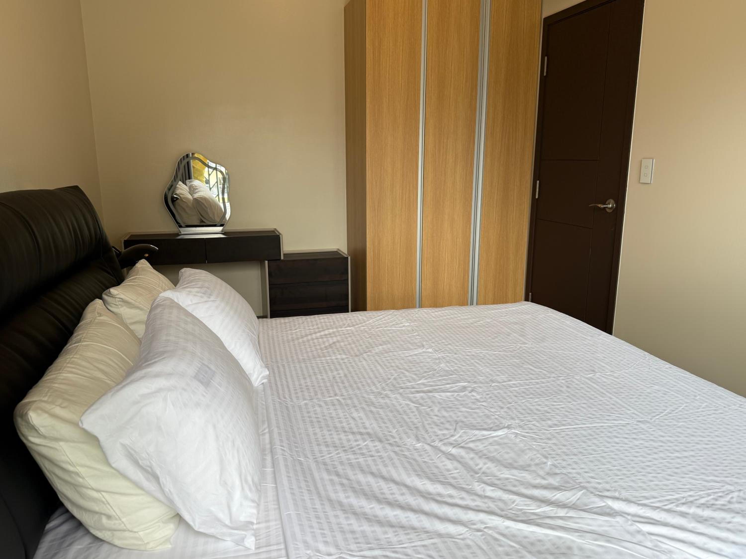 Luxurious Modern Cozy Manila Bayview Pool View 1 2 3 Bedrooms Near Manila Airports Okada Solaire MOA
