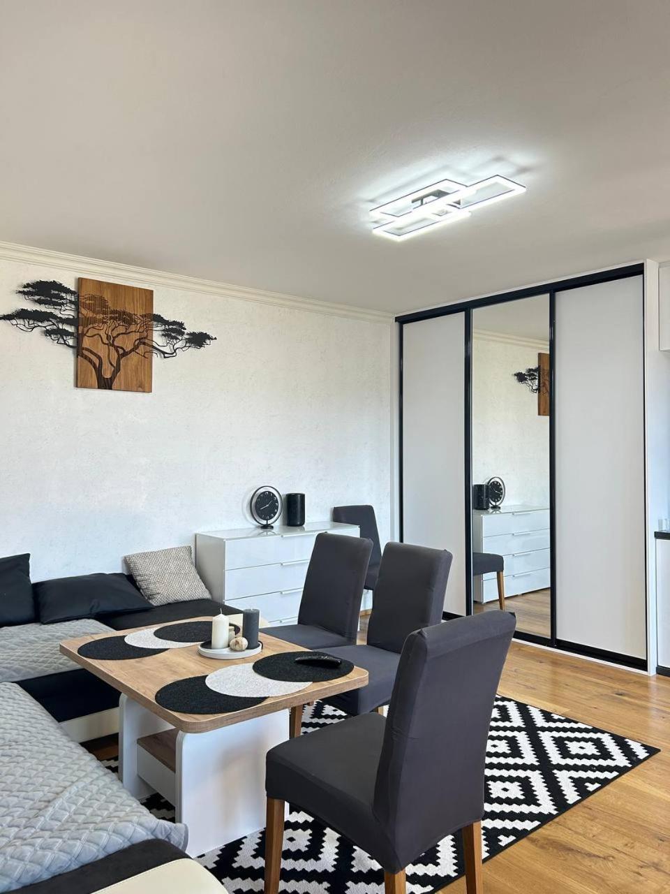 Light & Wood Design - 89 m2 Apartment in Prague
