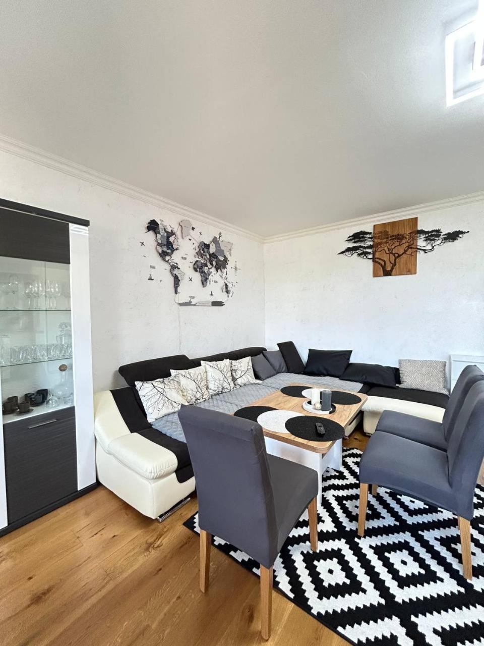 Light & Wood Design - 89 m2 Apartment in Prague