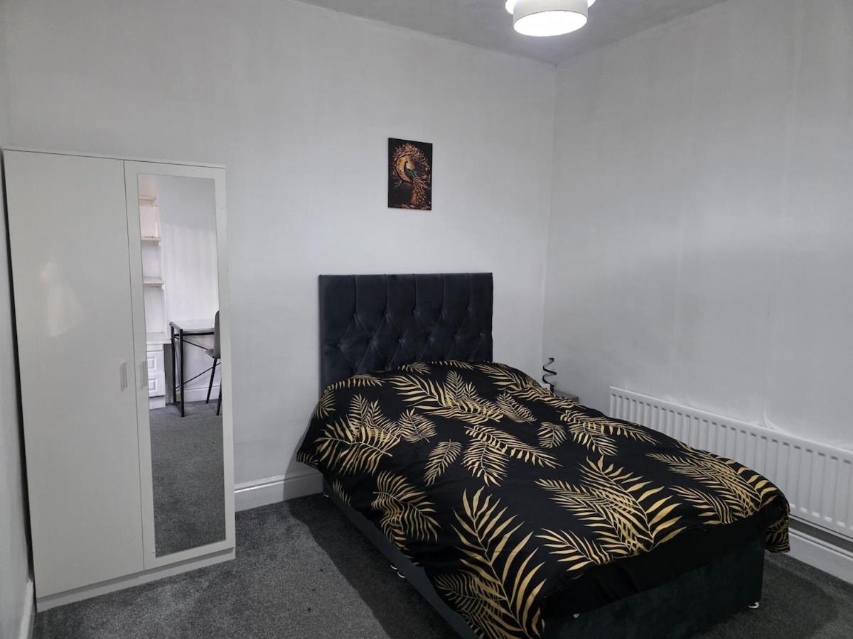Modern 3 Bed Home Central Location free WiFi Netflix and street parking