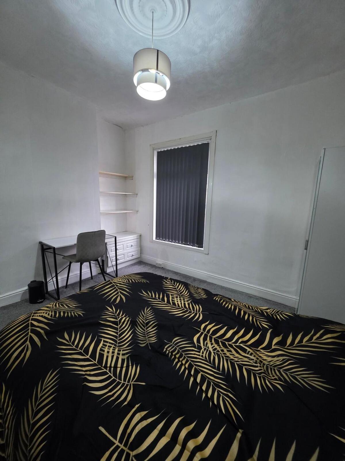 Modern 3 Bed Home Central Location free WiFi Netflix and street parking