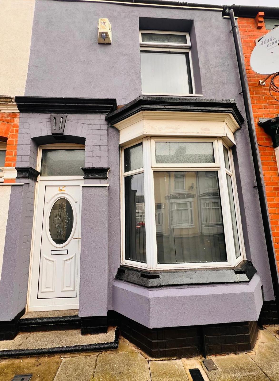 Modern 3 Bed Home Central Location free WiFi Netflix and street parking