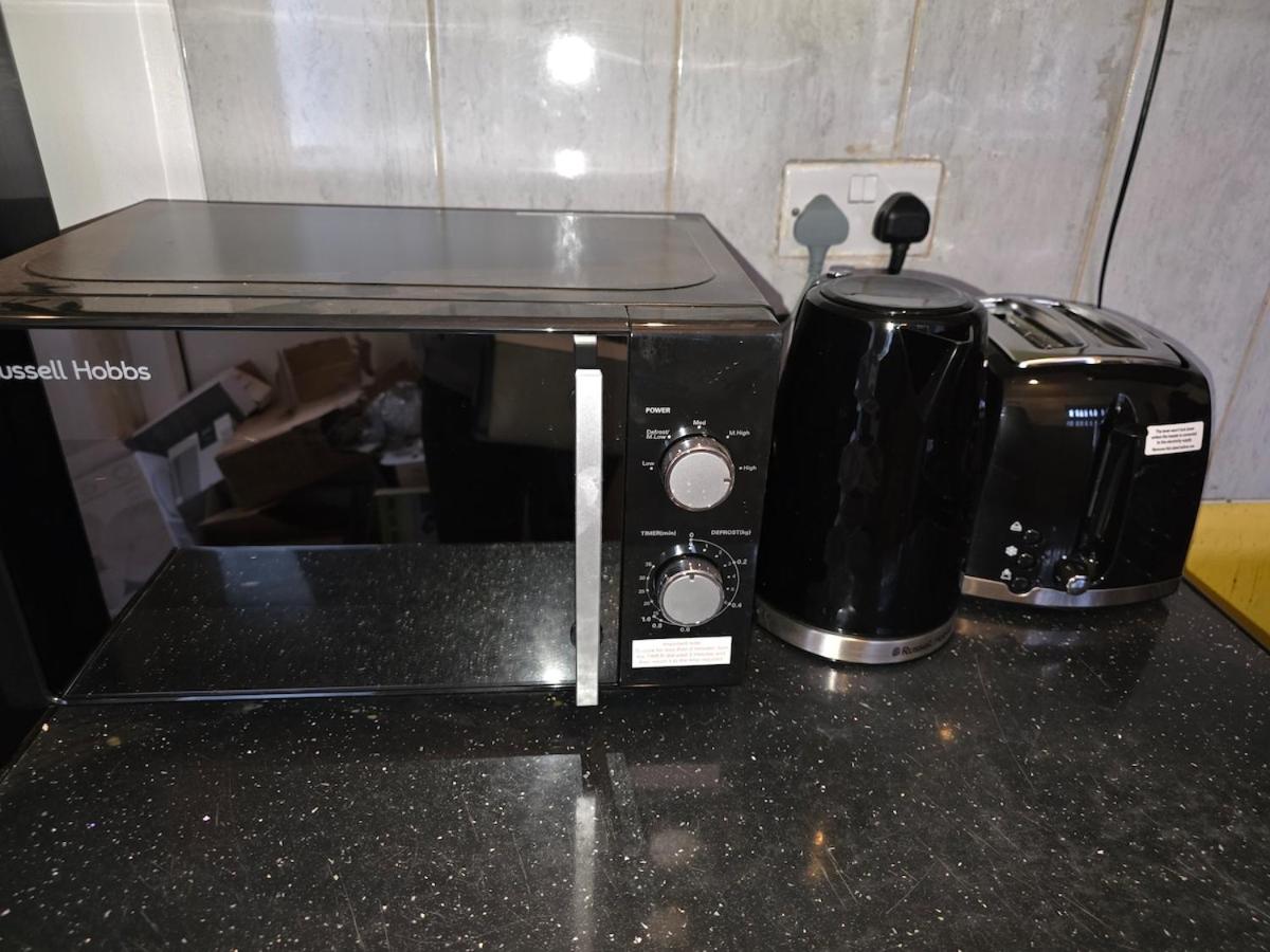 Modern 3 Bed Home Central Location free WiFi Netflix and street parking
