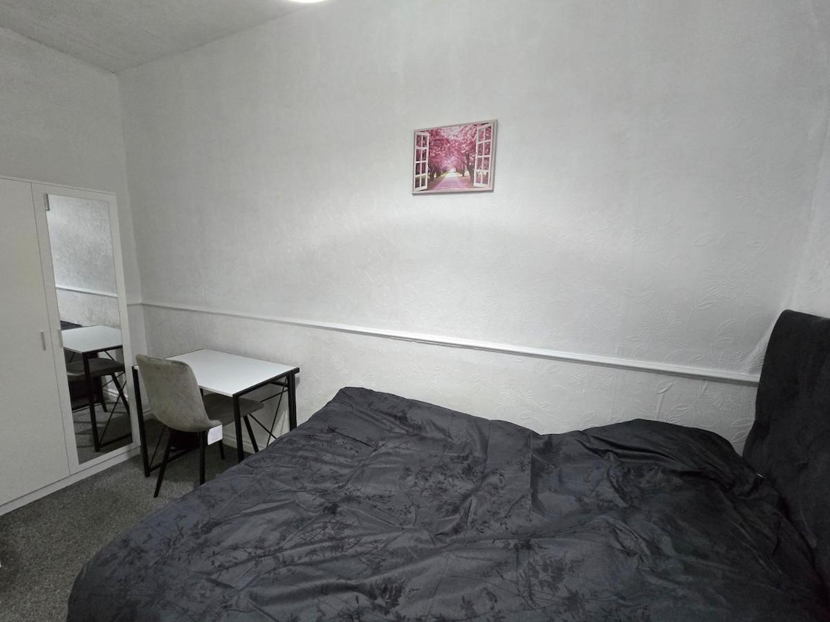Modern 3 Bed Home Central Location free WiFi Netflix and street parking
