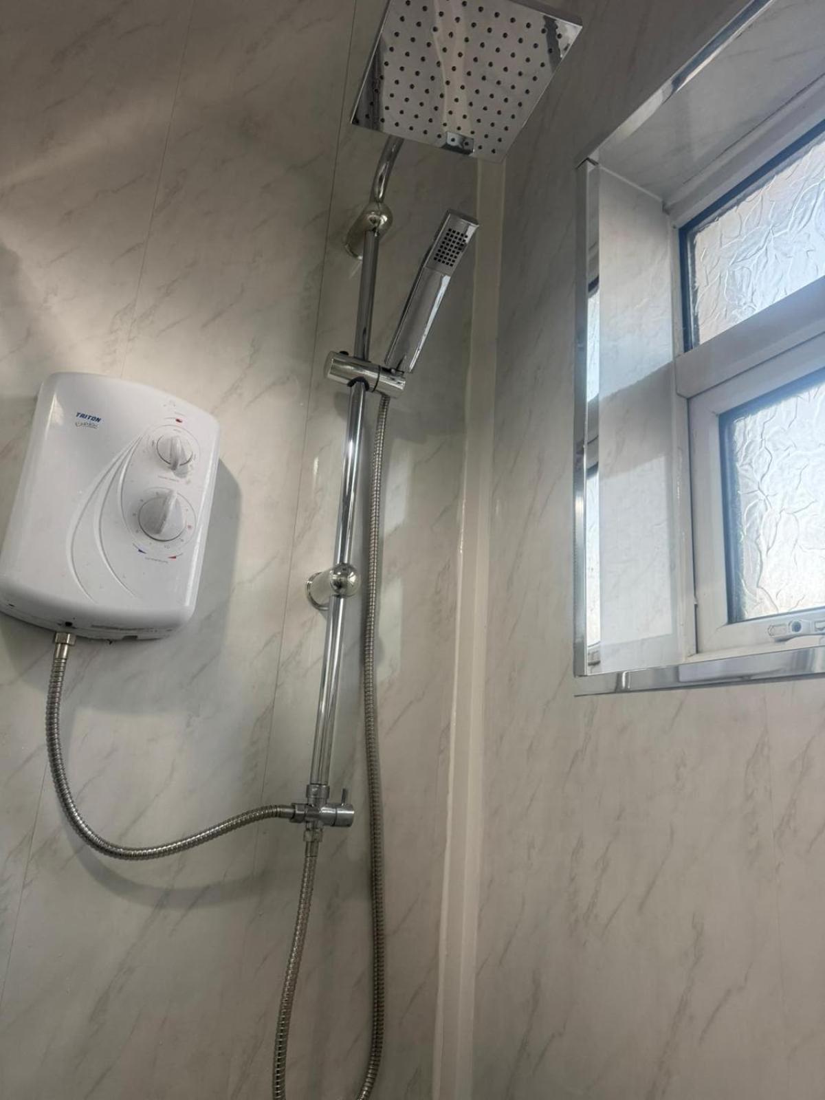Modern 3 Bed Home Central Location free WiFi Netflix and street parking