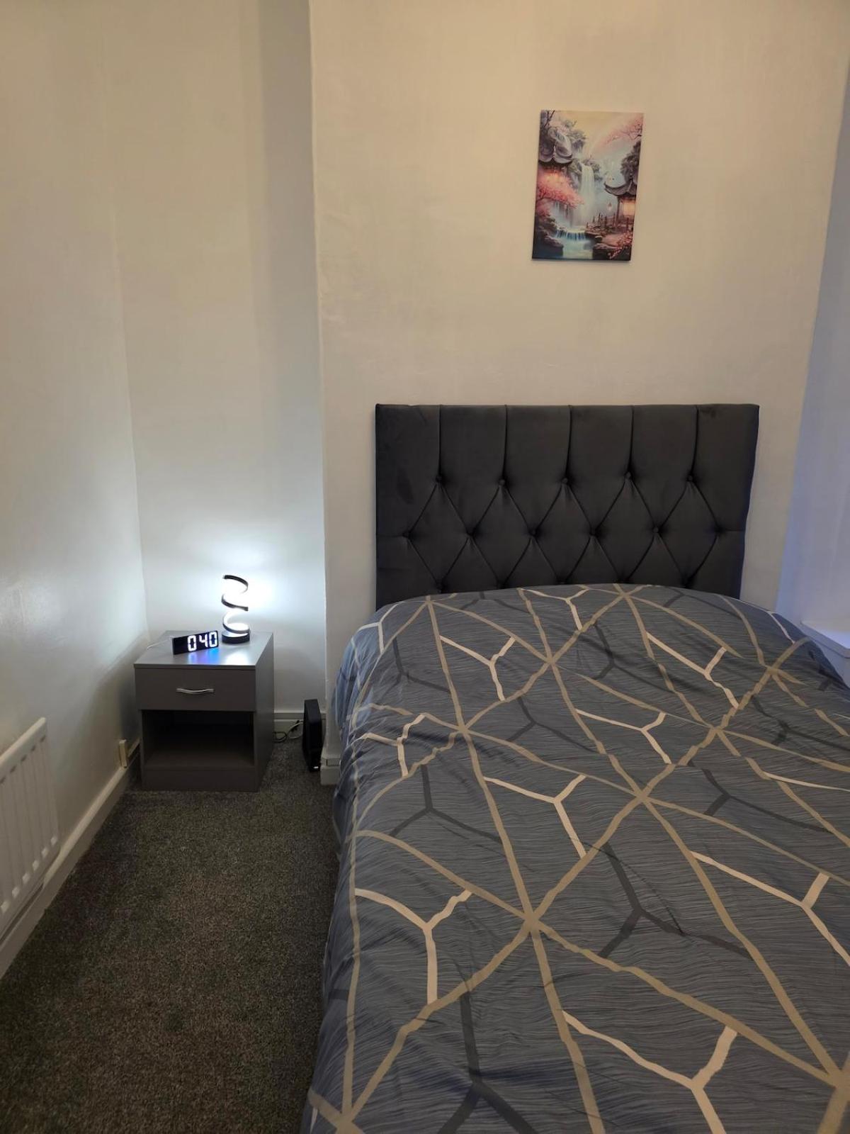 Modern 3 Bed Home Central Location free WiFi Netflix and street parking