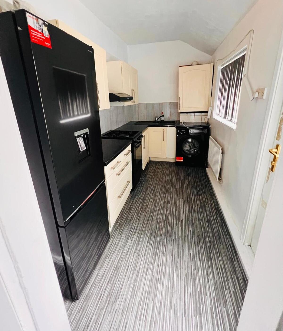 Modern 3 Bed Home Central Location free WiFi Netflix and street parking