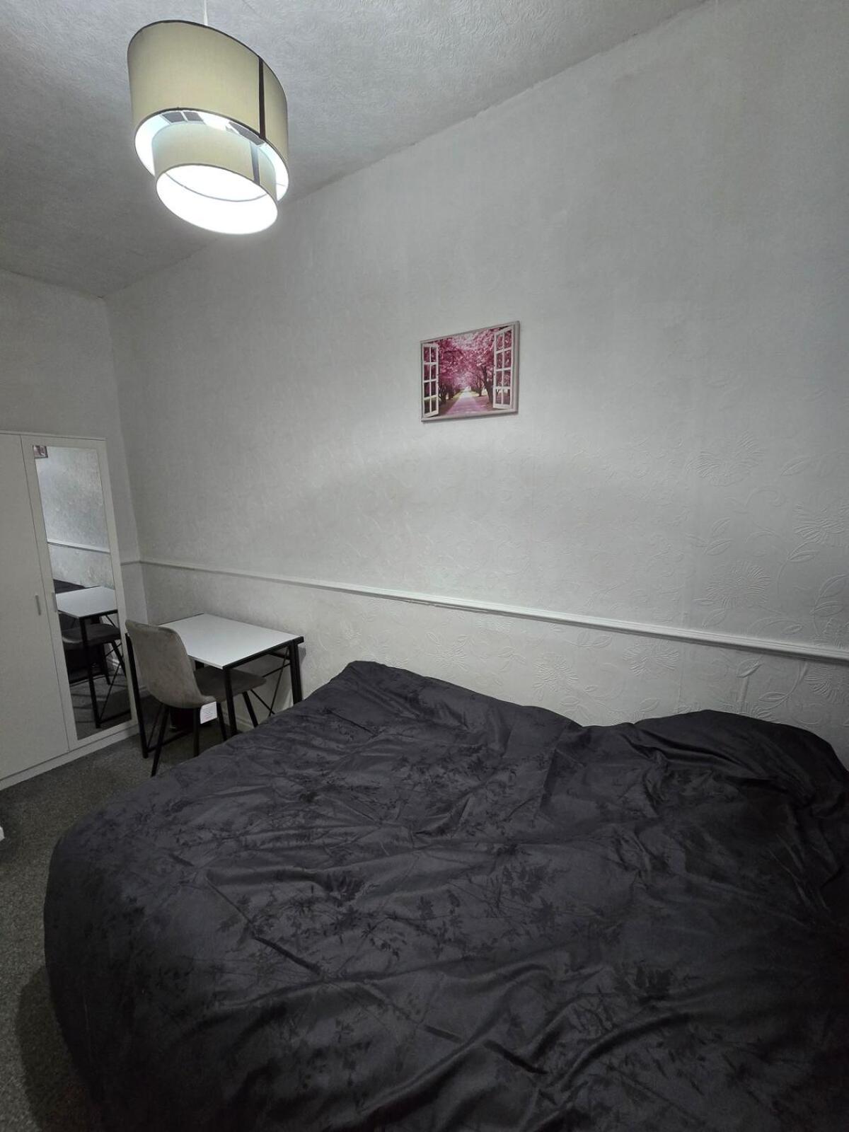 Modern 3 Bed Home Central Location free WiFi Netflix and street parking