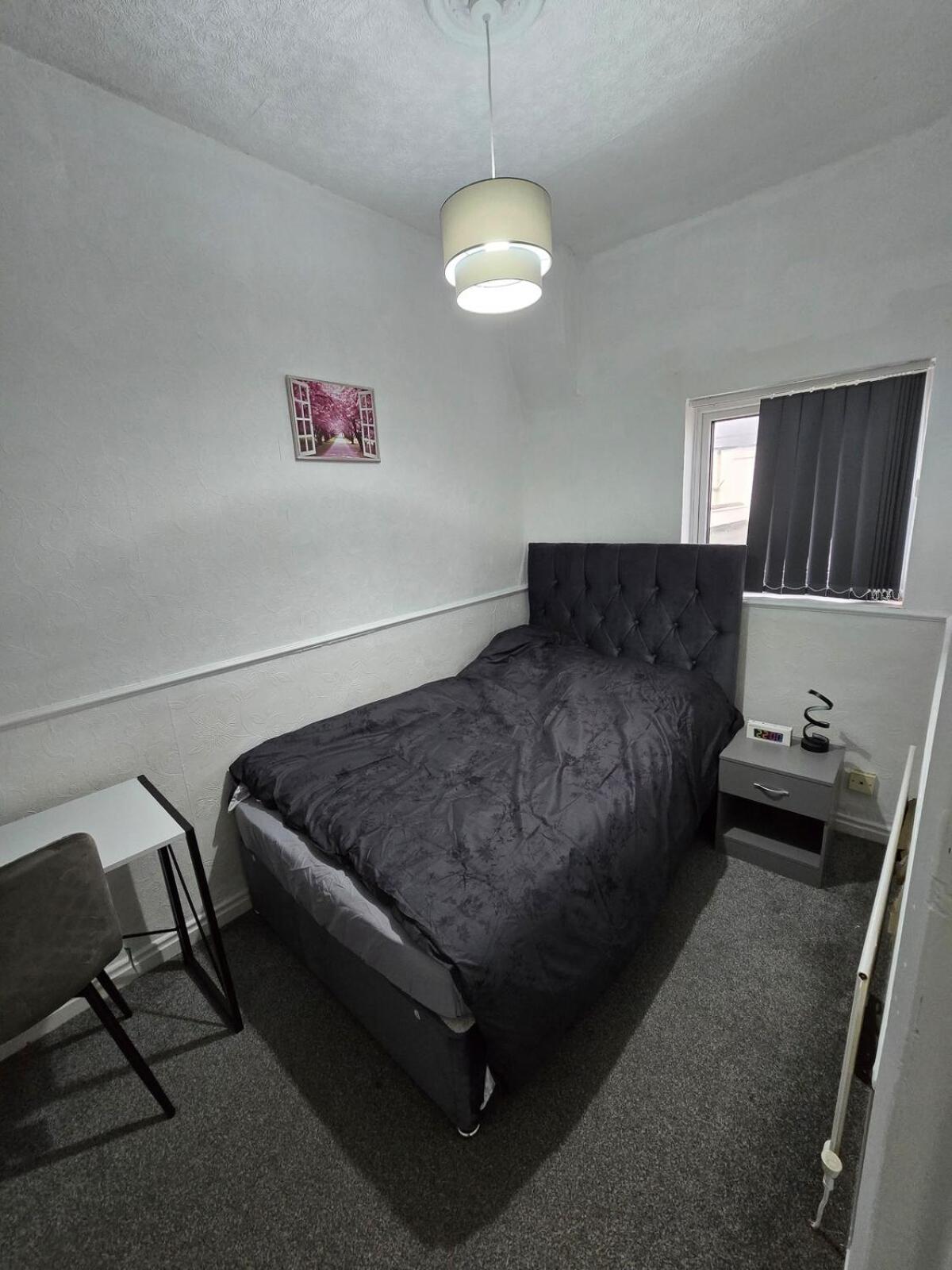 Modern 3 Bed Home Central Location free WiFi Netflix and street parking