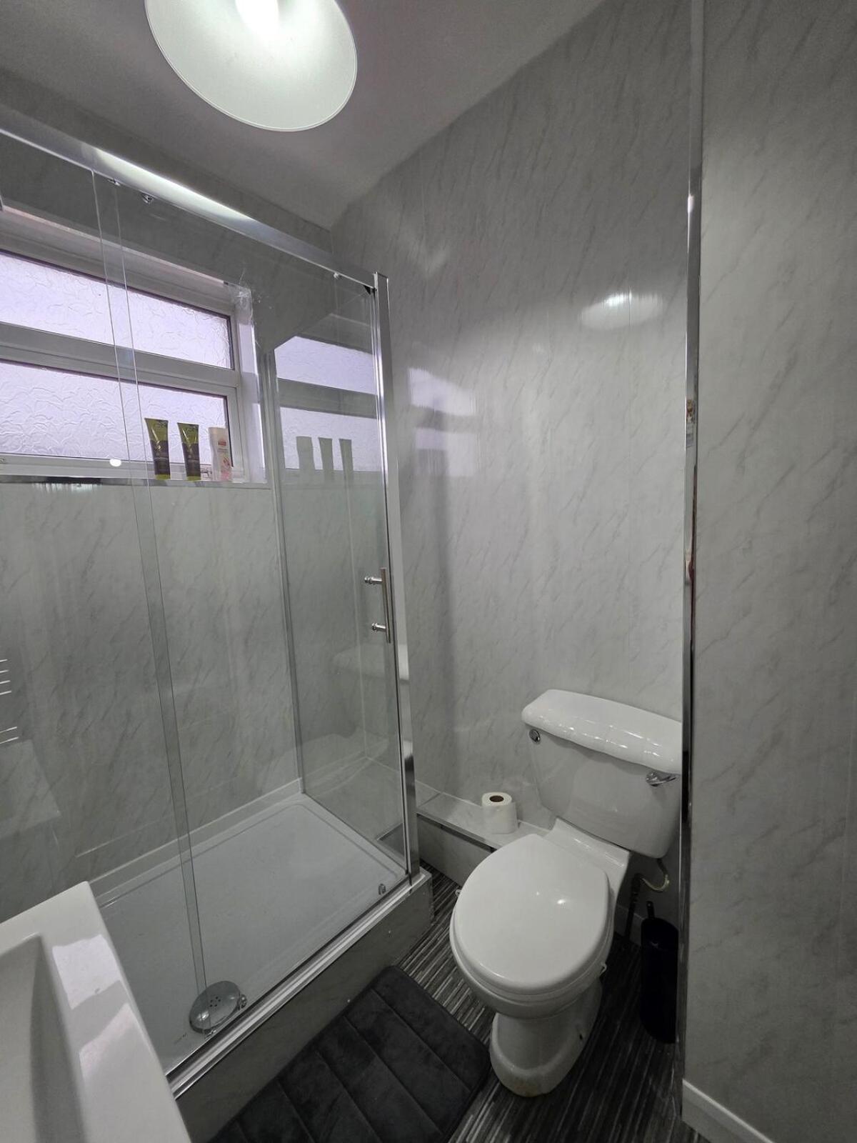 Modern 3 Bed Home Central Location free WiFi Netflix and street parking