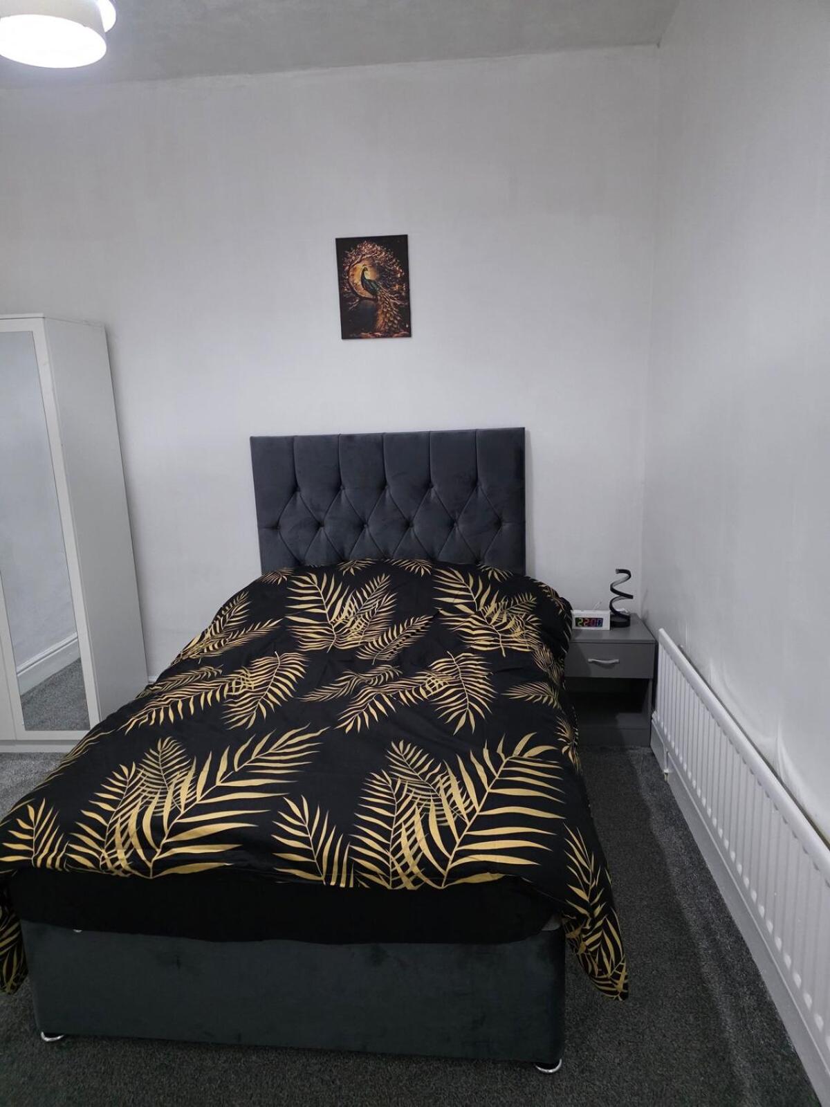 Modern 3 Bed Home Central Location free WiFi Netflix and street parking