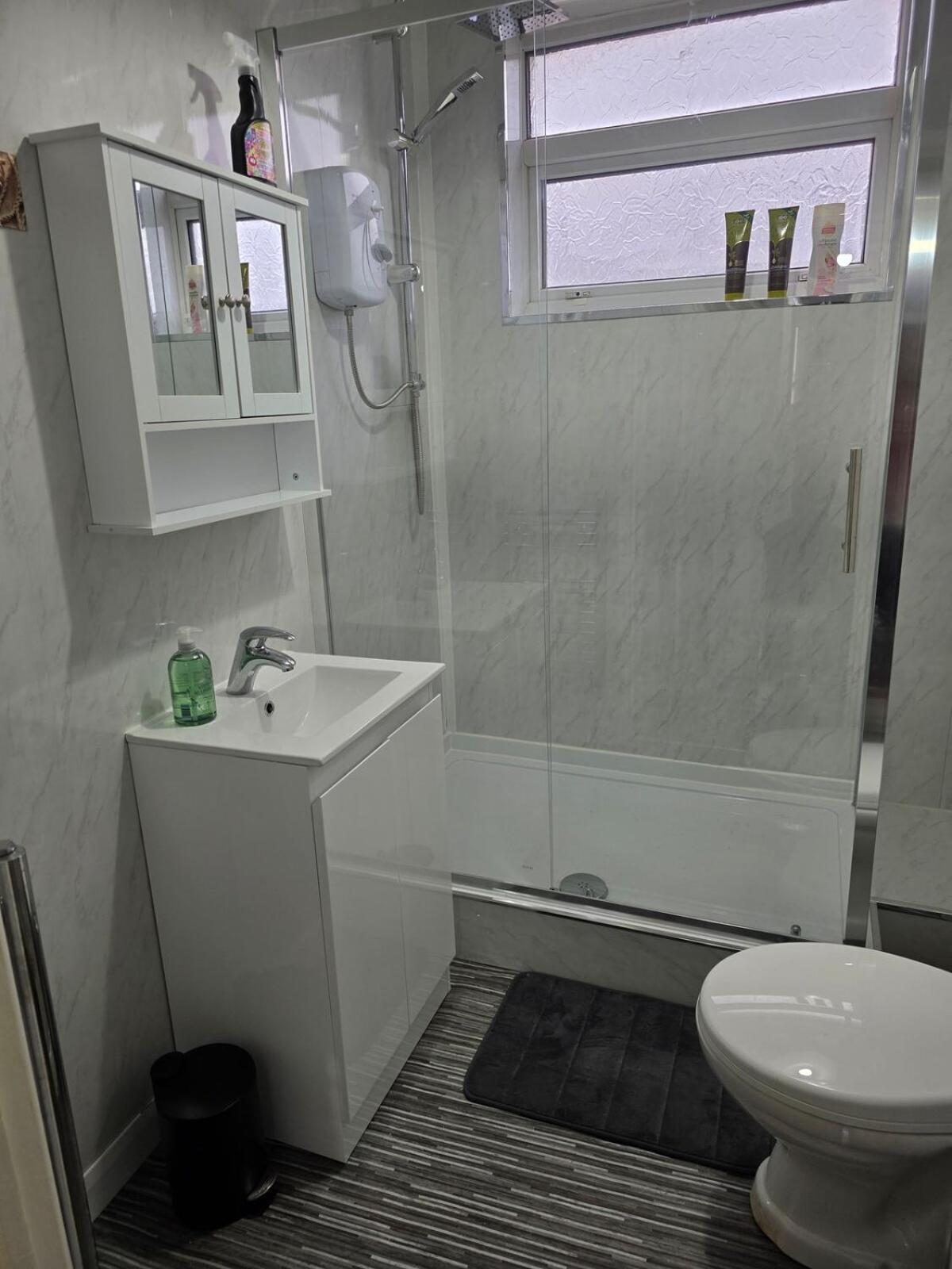 Modern 3 Bed Home Central Location free WiFi Netflix and street parking