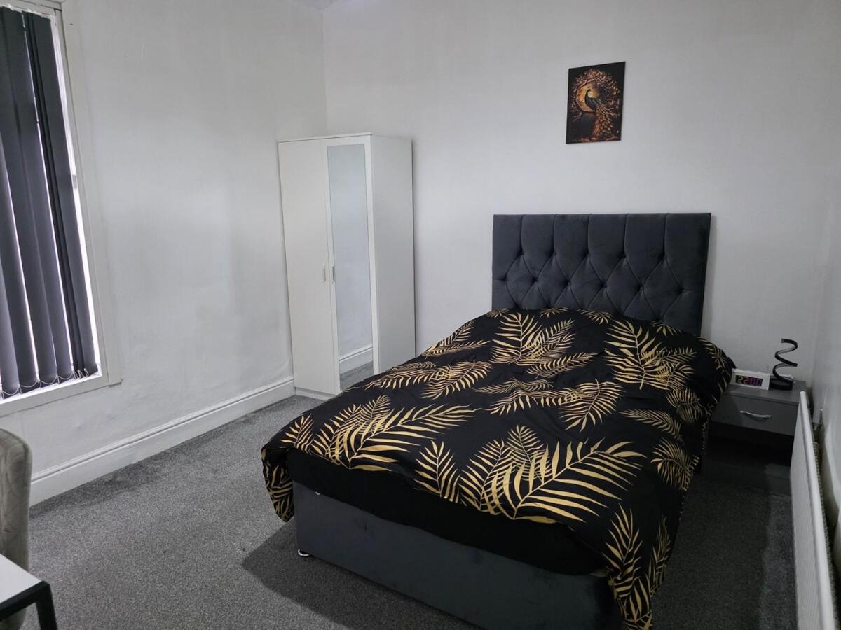 Modern 3 Bed Home Central Location free WiFi Netflix and street parking