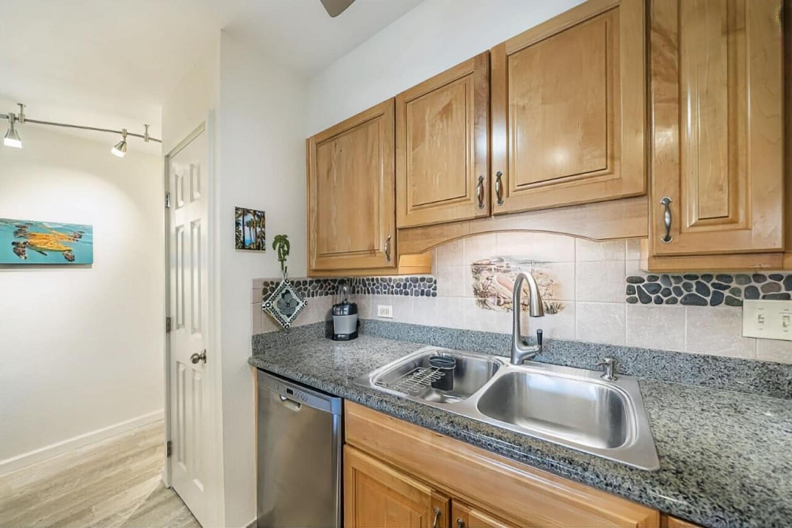 Experience Kamaole Sands 6-202, Stunning Renovation, Ocean View, Wi-Fi, Split AC