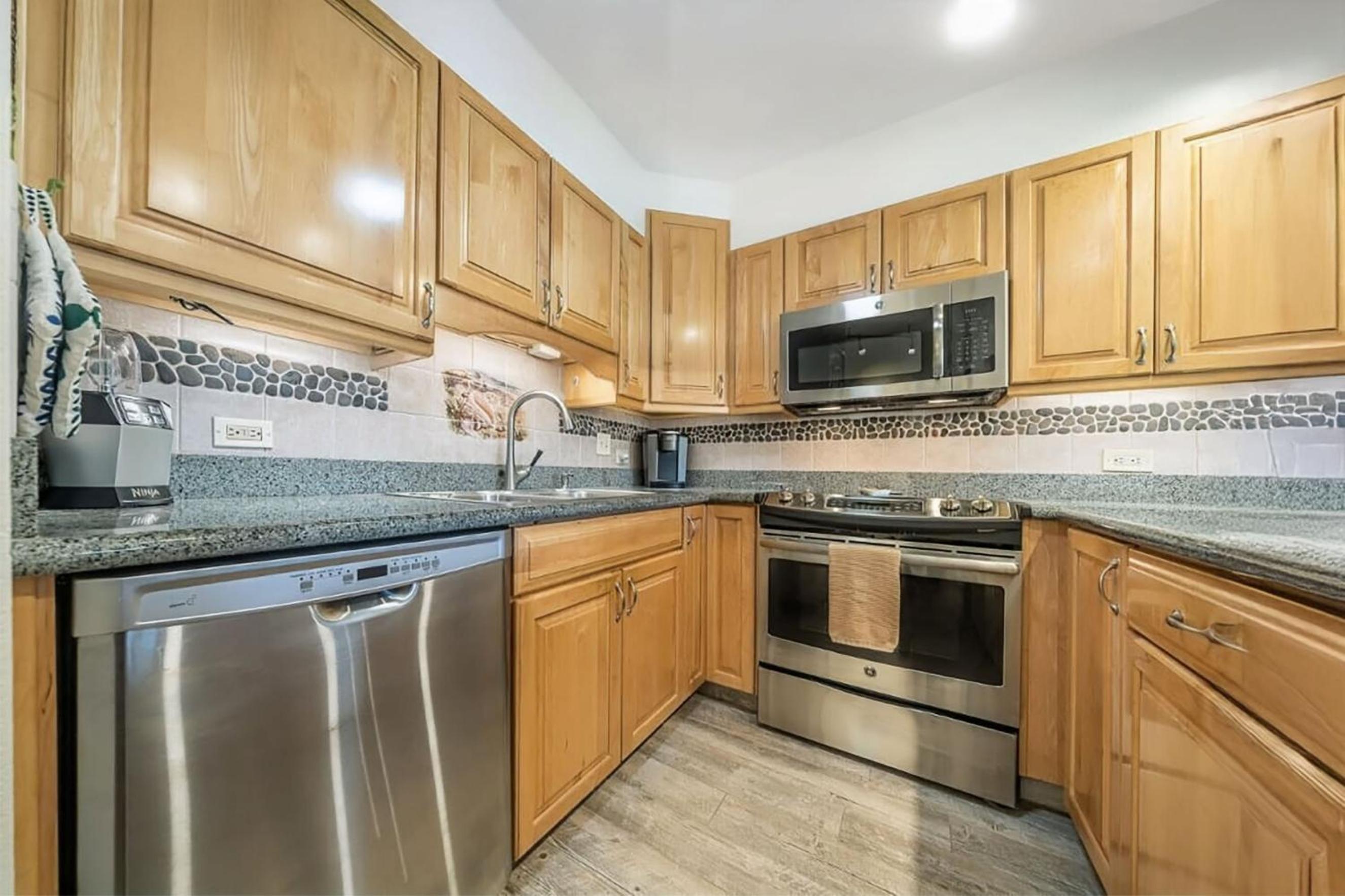 Experience Kamaole Sands 6-202, Stunning Renovation, Ocean View, Wi-Fi, Split AC