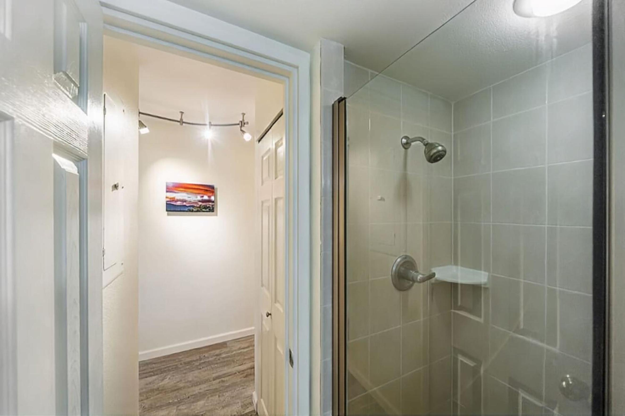 Experience Kamaole Sands 6-202, Stunning Renovation, Ocean View, Wi-Fi, Split AC