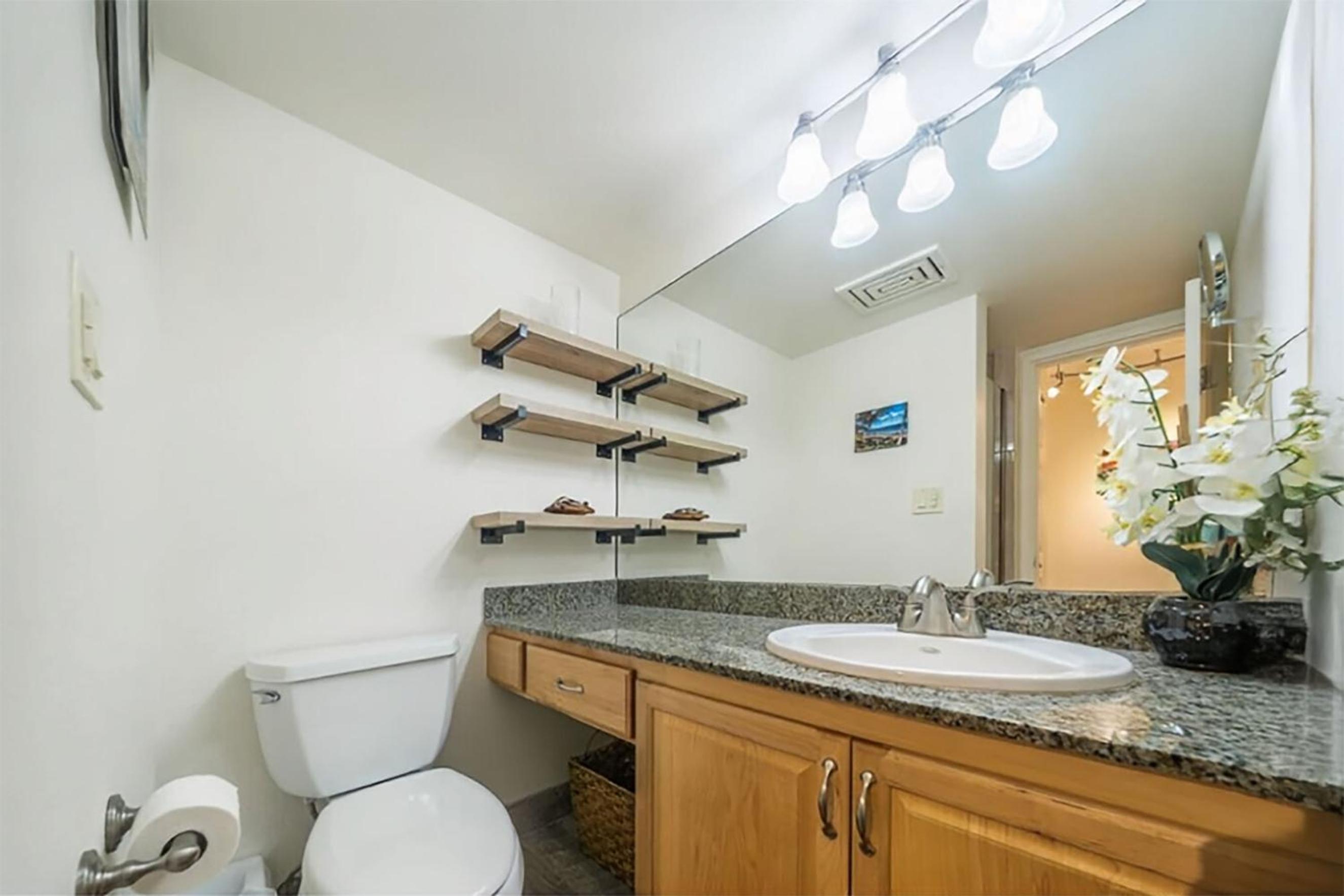 Experience Kamaole Sands 6-202, Stunning Renovation, Ocean View, Wi-Fi, Split AC