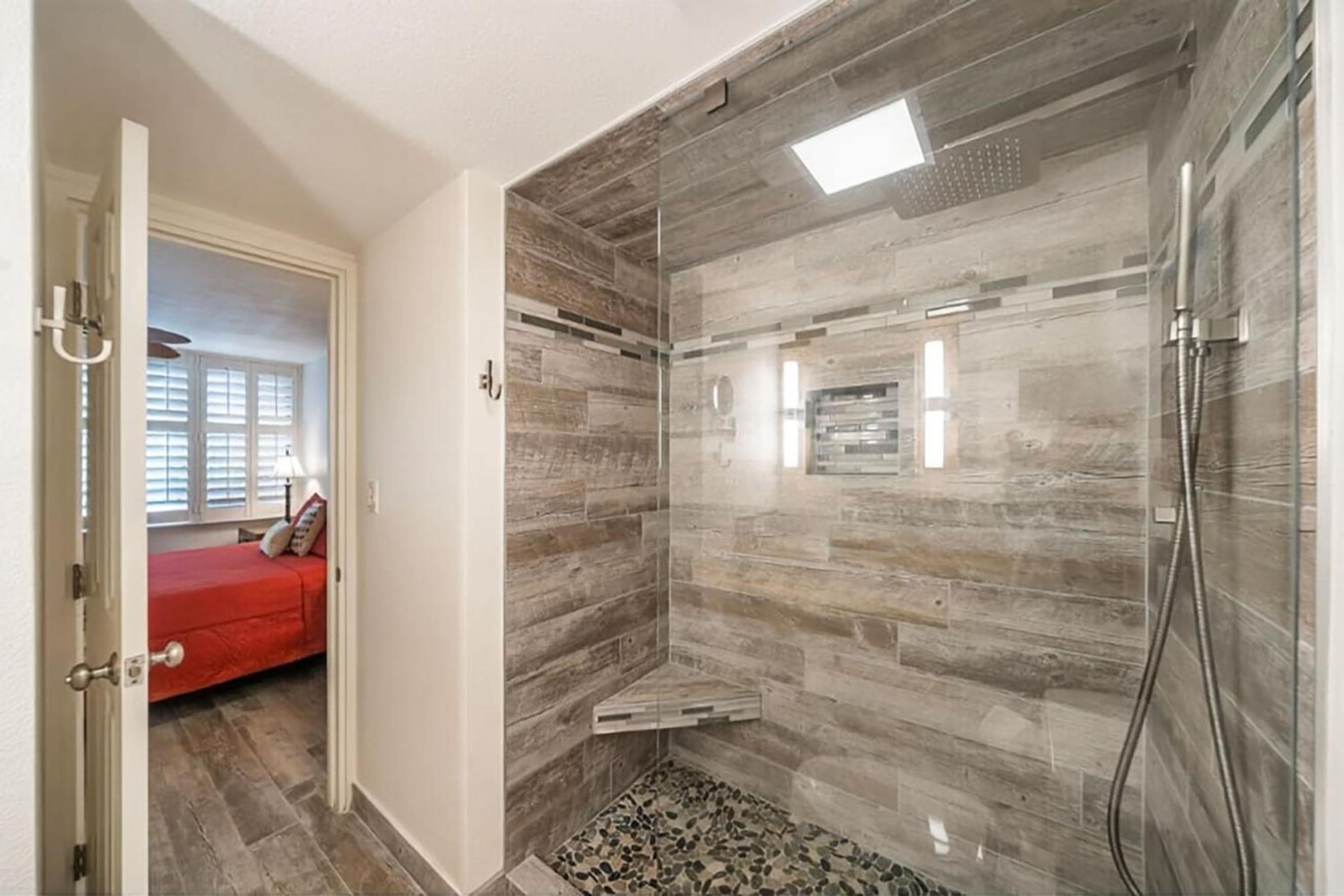 Experience Kamaole Sands 6-202, Stunning Renovation, Ocean View, Wi-Fi, Split AC