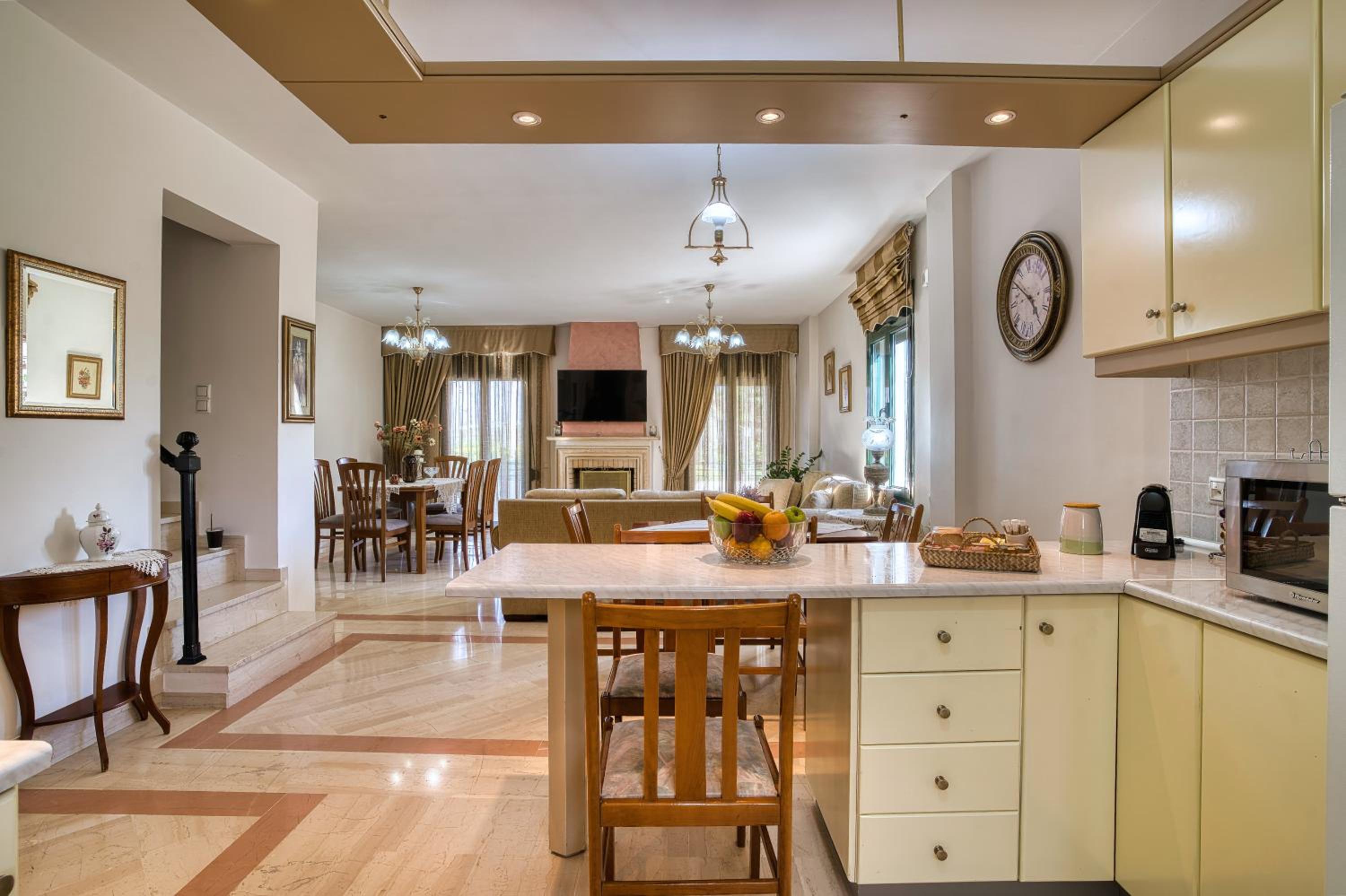 Mariliza's Spacious Maisonette Close to Beaches