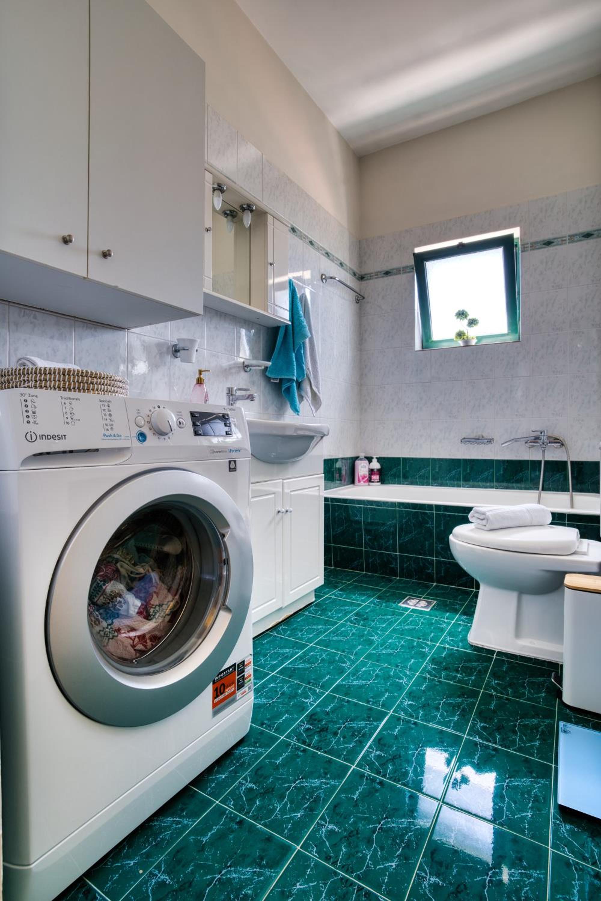Mariliza's Spacious Maisonette Close to Beaches