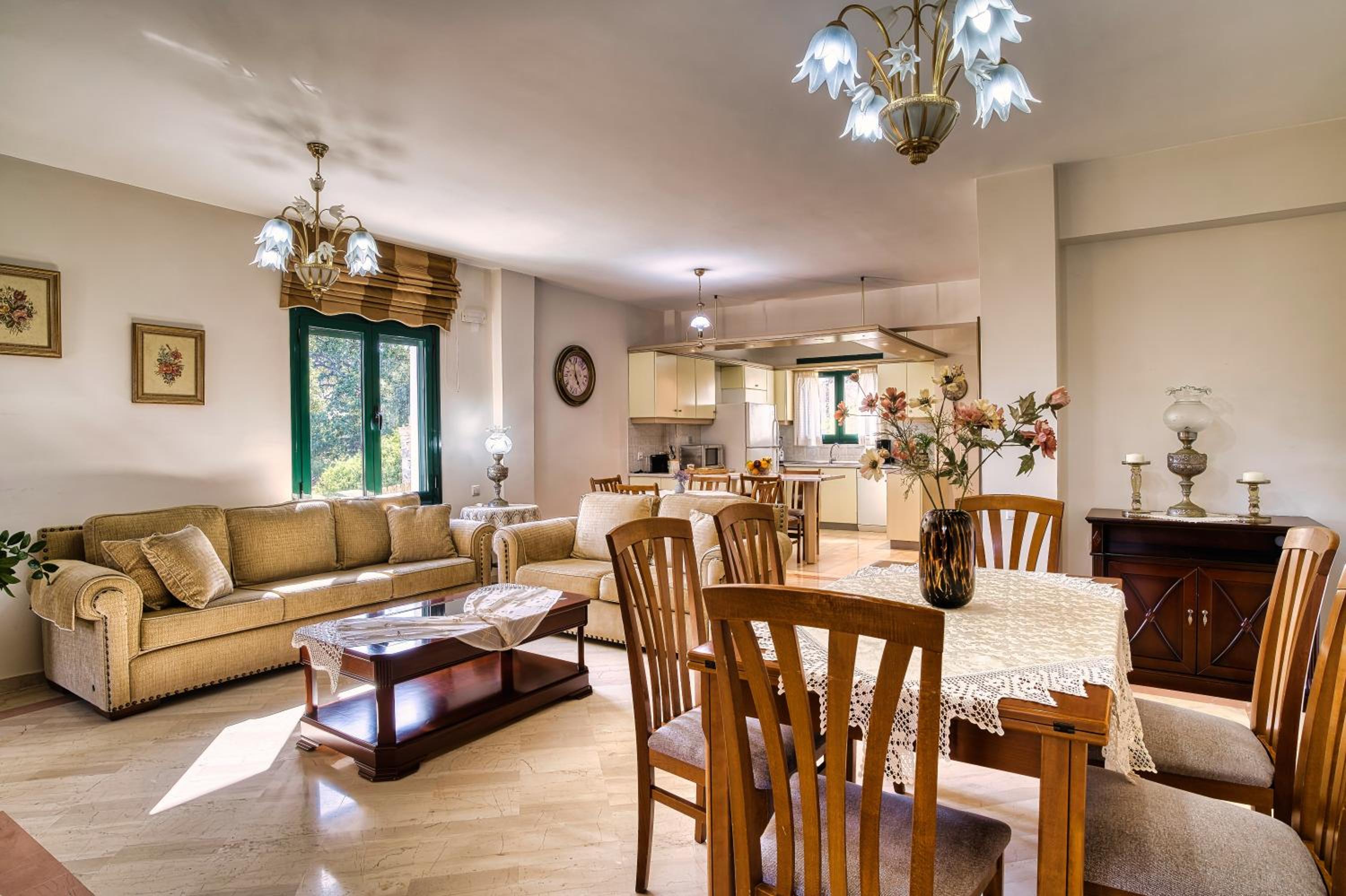 Mariliza's Spacious Maisonette Close to Beaches