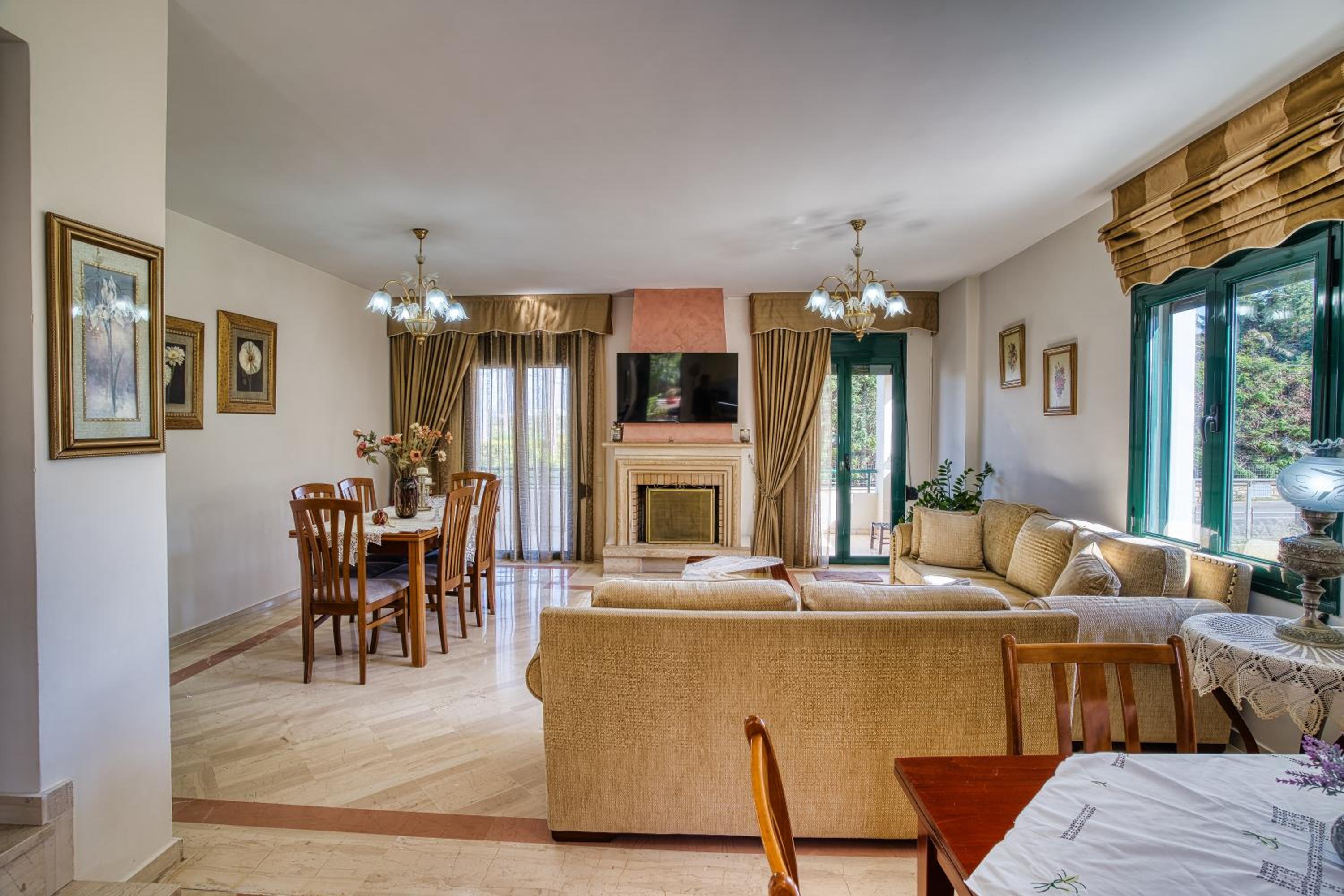 Mariliza's Spacious Maisonette Close to Beaches