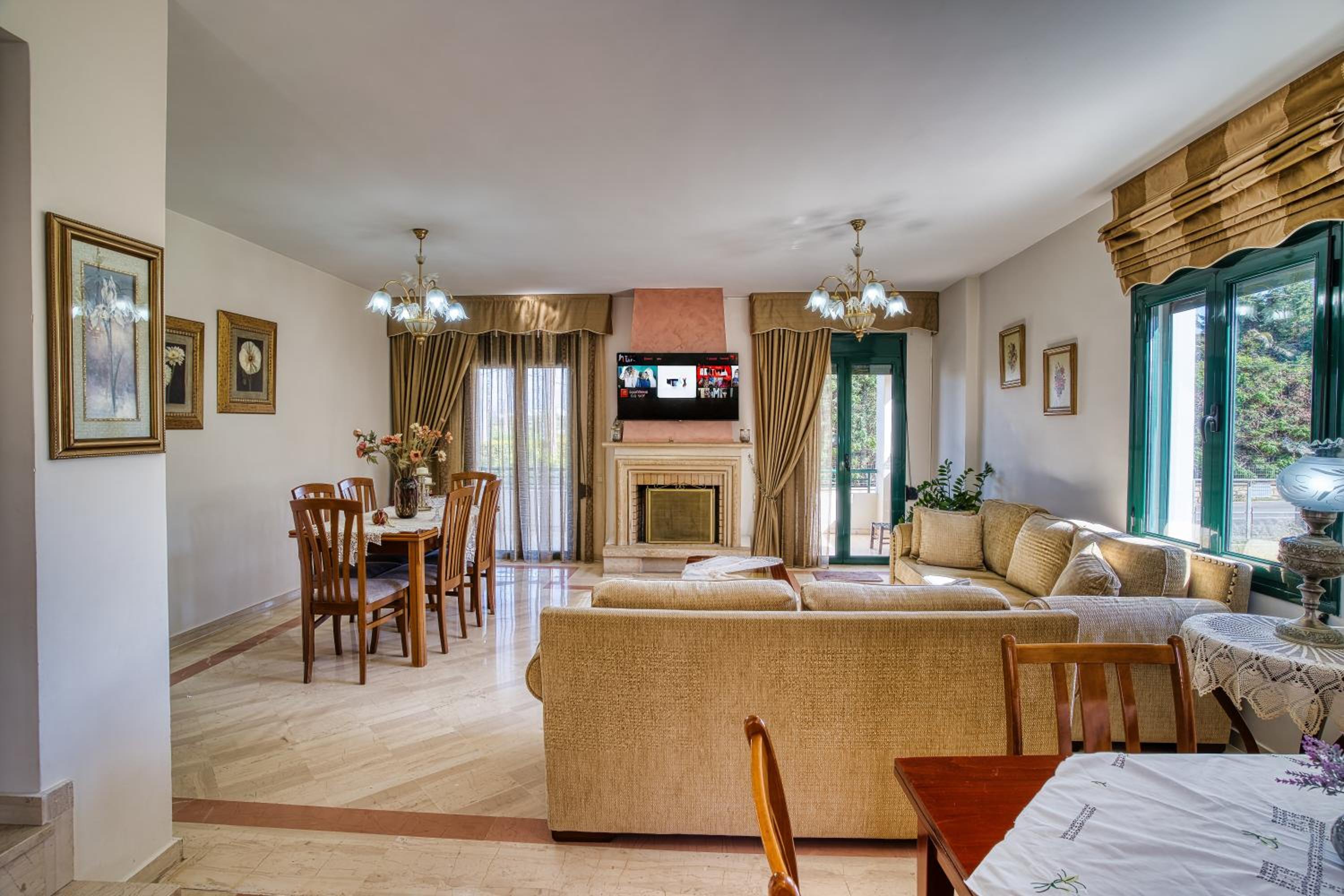 Mariliza's Spacious Maisonette Close to Beaches