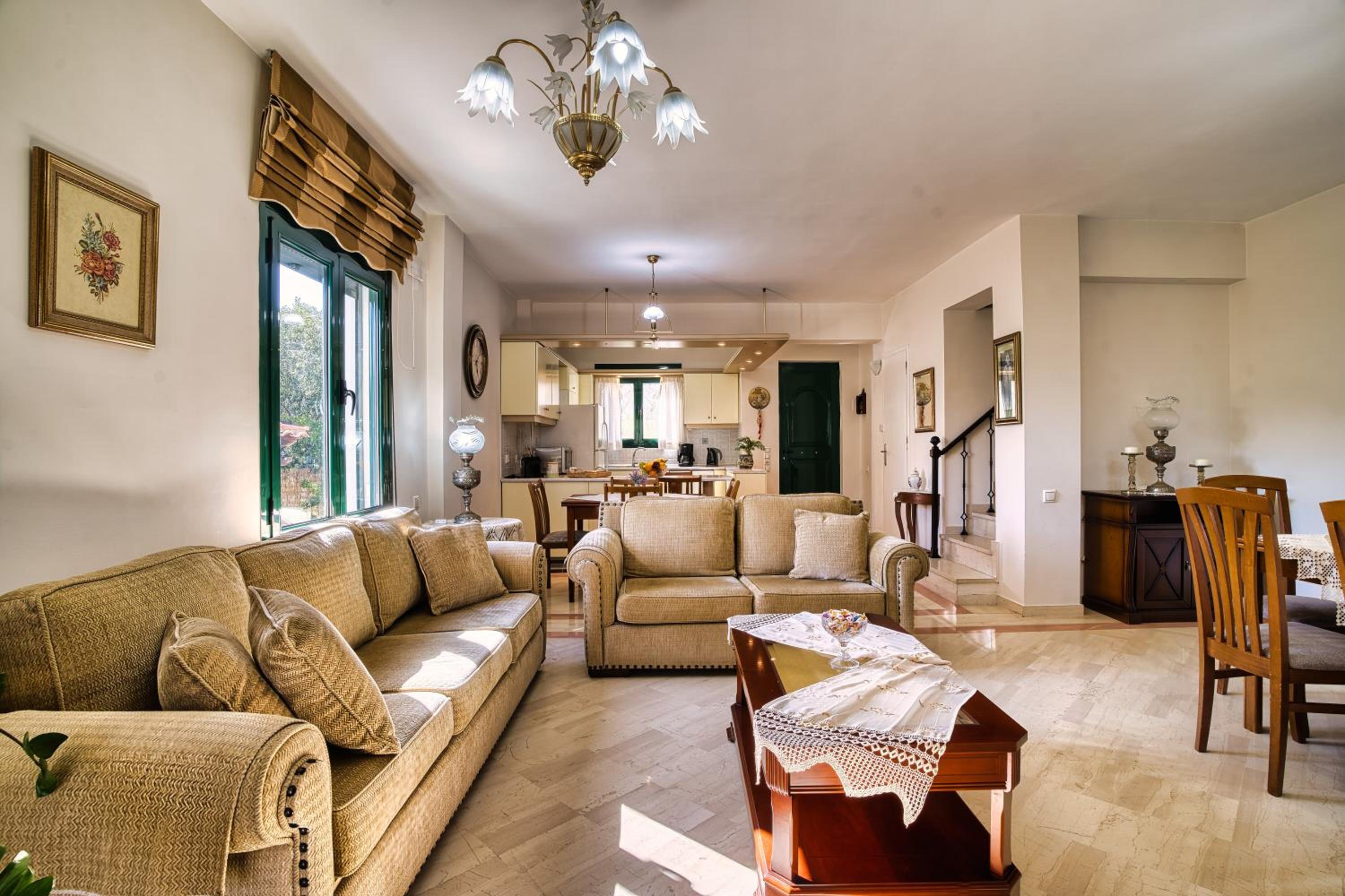 Mariliza's Spacious Maisonette Close to Beaches