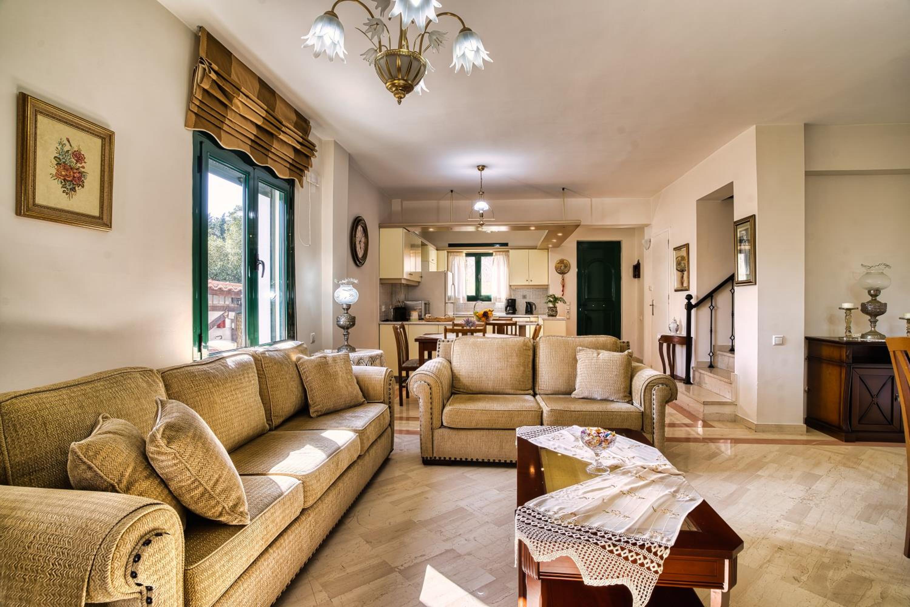 Mariliza's Spacious Maisonette Close to Beaches