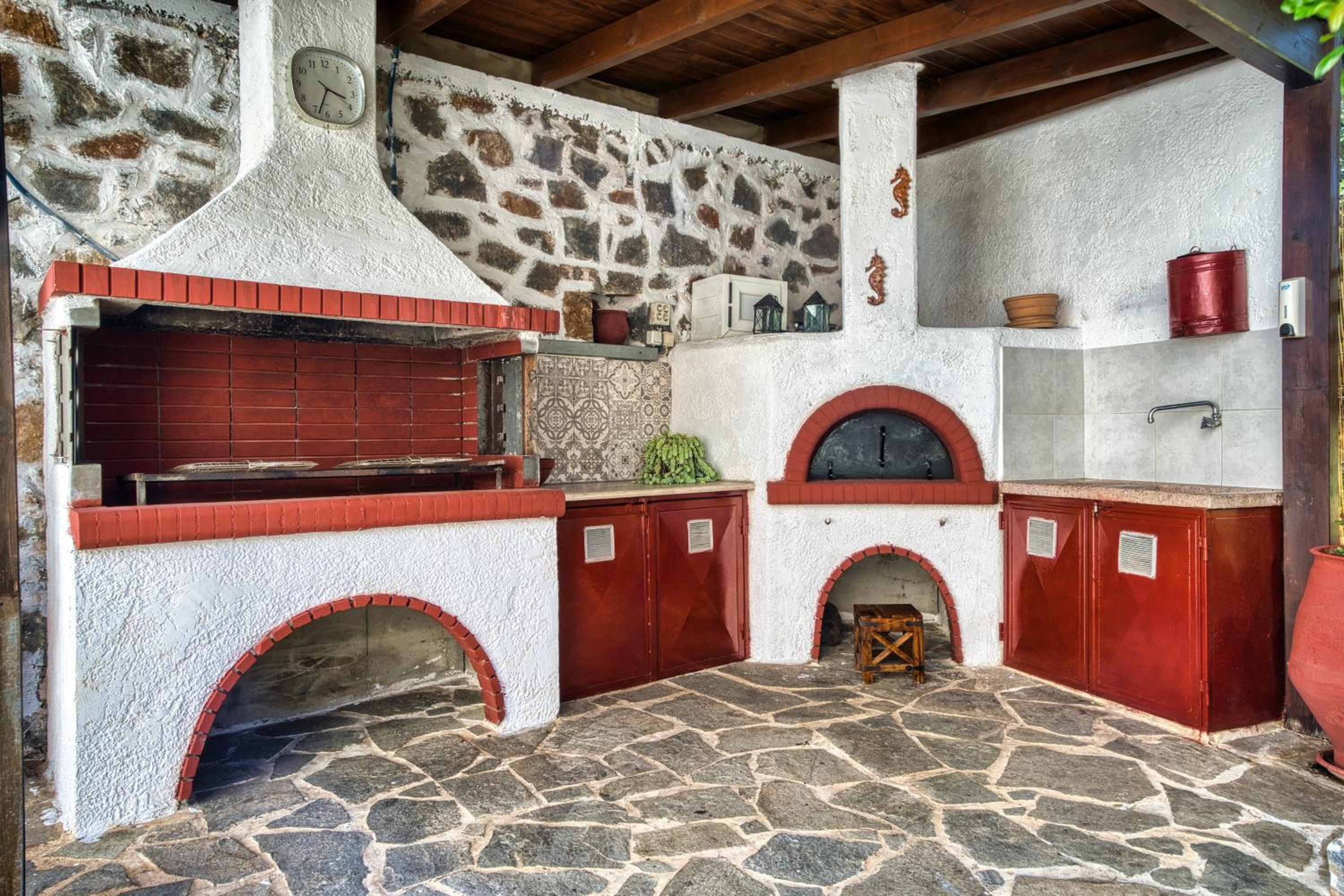 Mariliza's Spacious Maisonette Close to Beaches