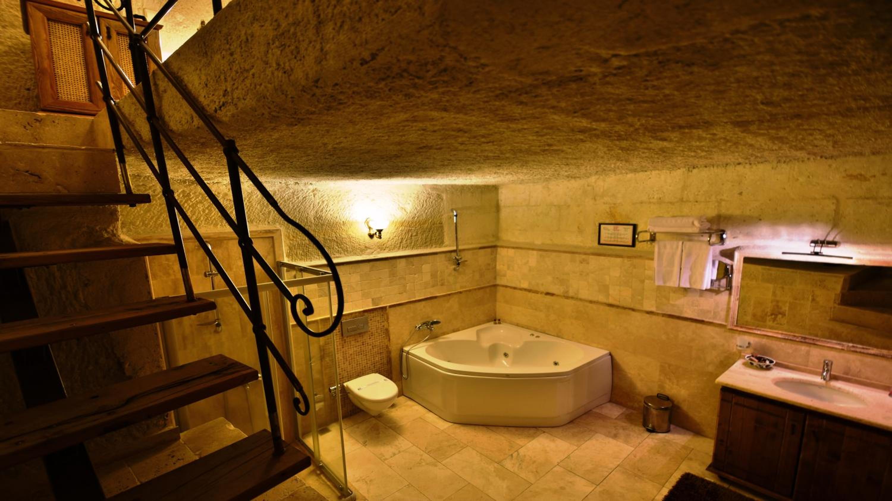 Harman Cave Hotel - Image 168