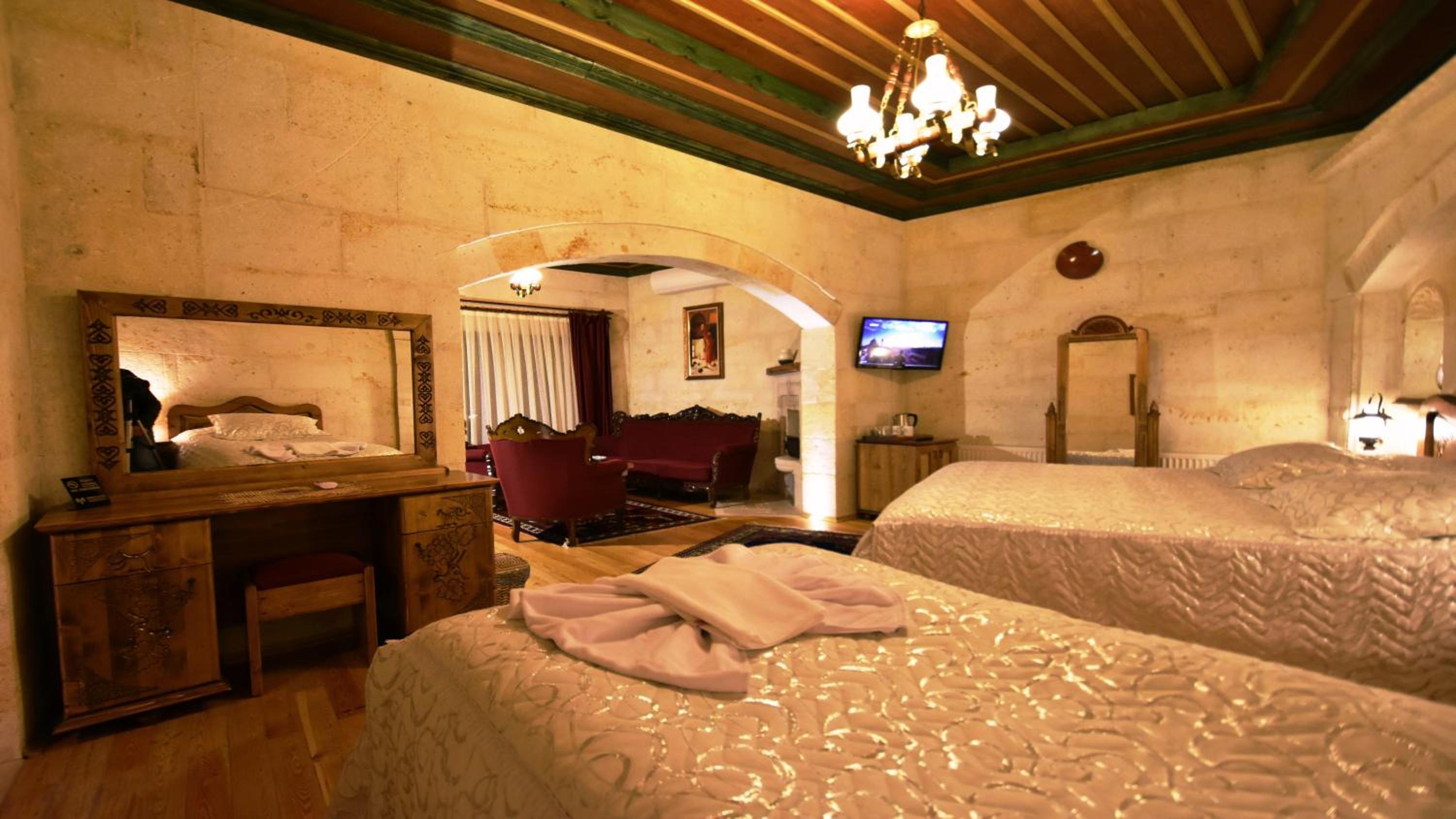 Harman Cave Hotel - Image 177