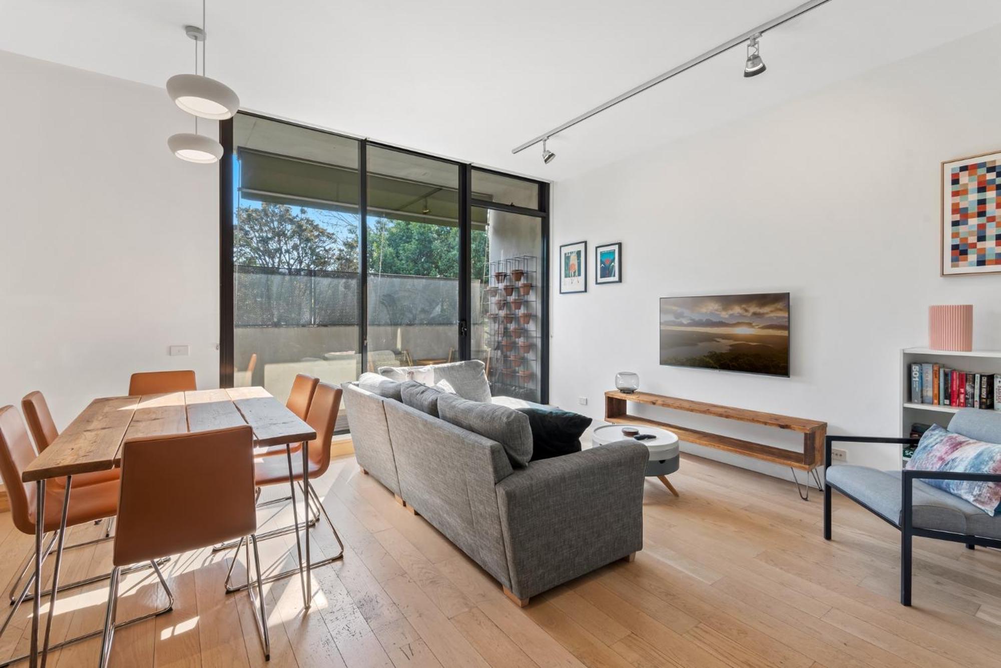 Chic 2-Bed Apartment in Vibrant St Kilda