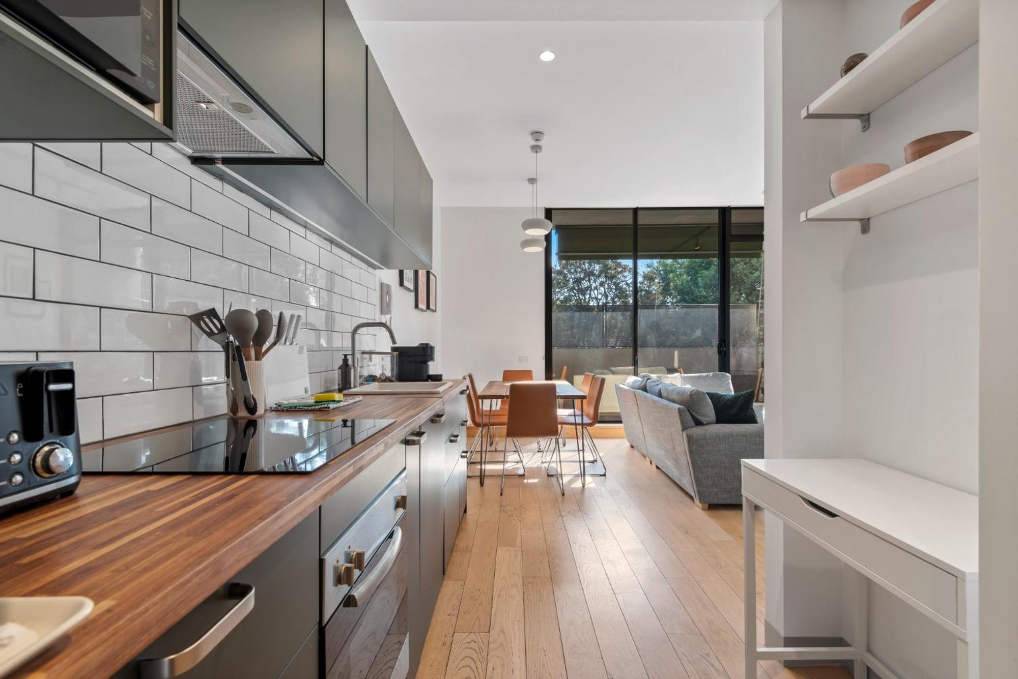 Chic 2-Bed Apartment in Vibrant St Kilda