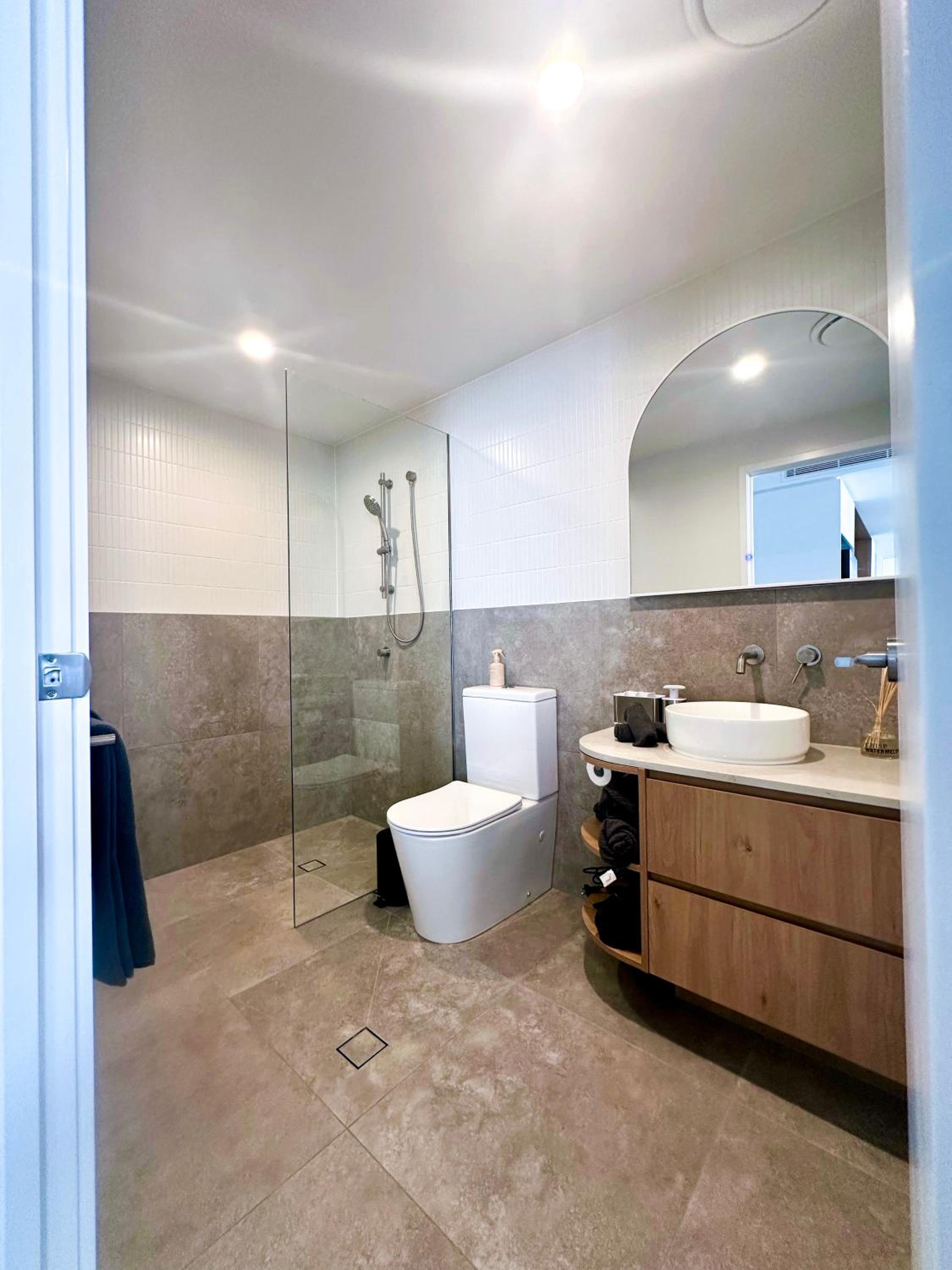 New City Condo with Brisbane River View & Parking