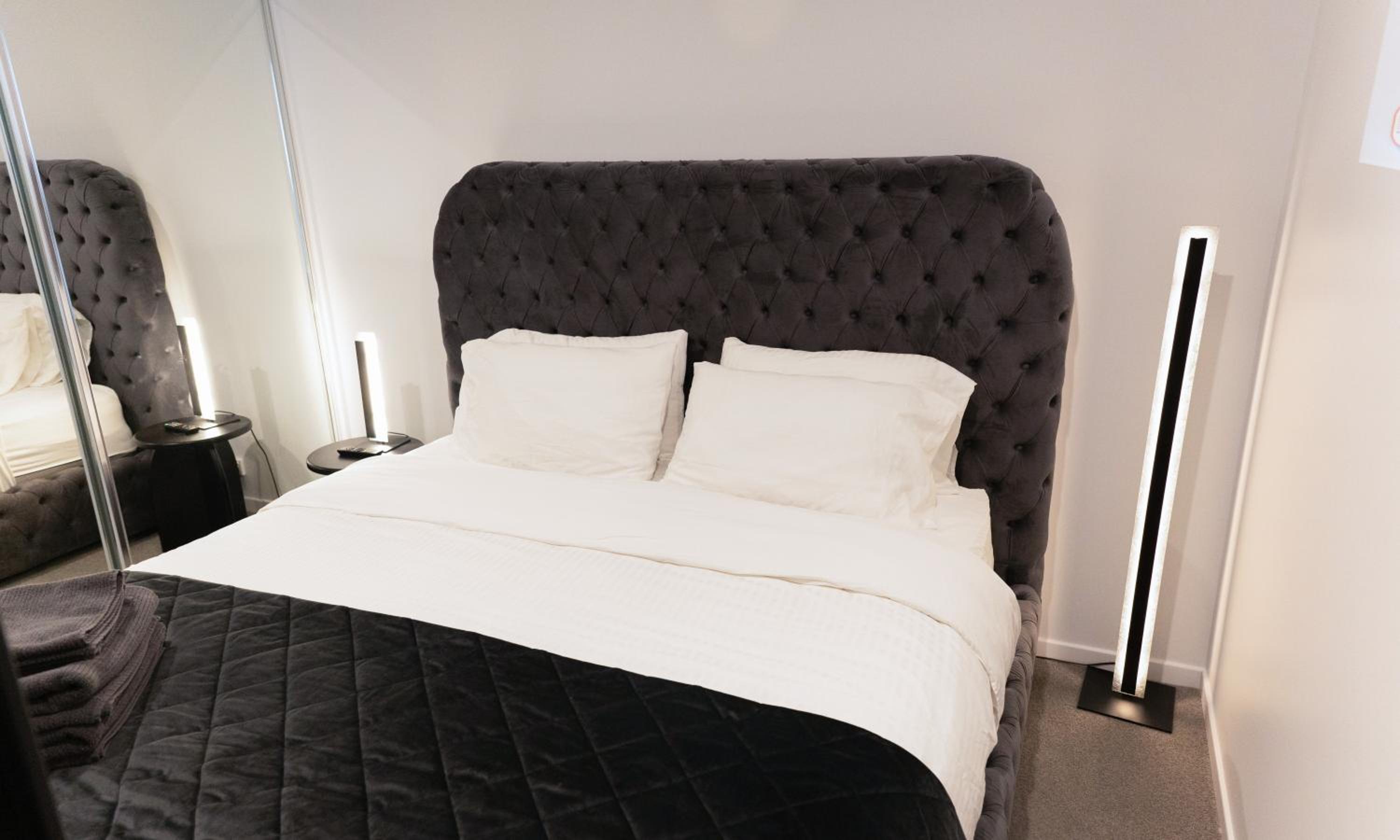 New City Condo with Brisbane River View & Parking