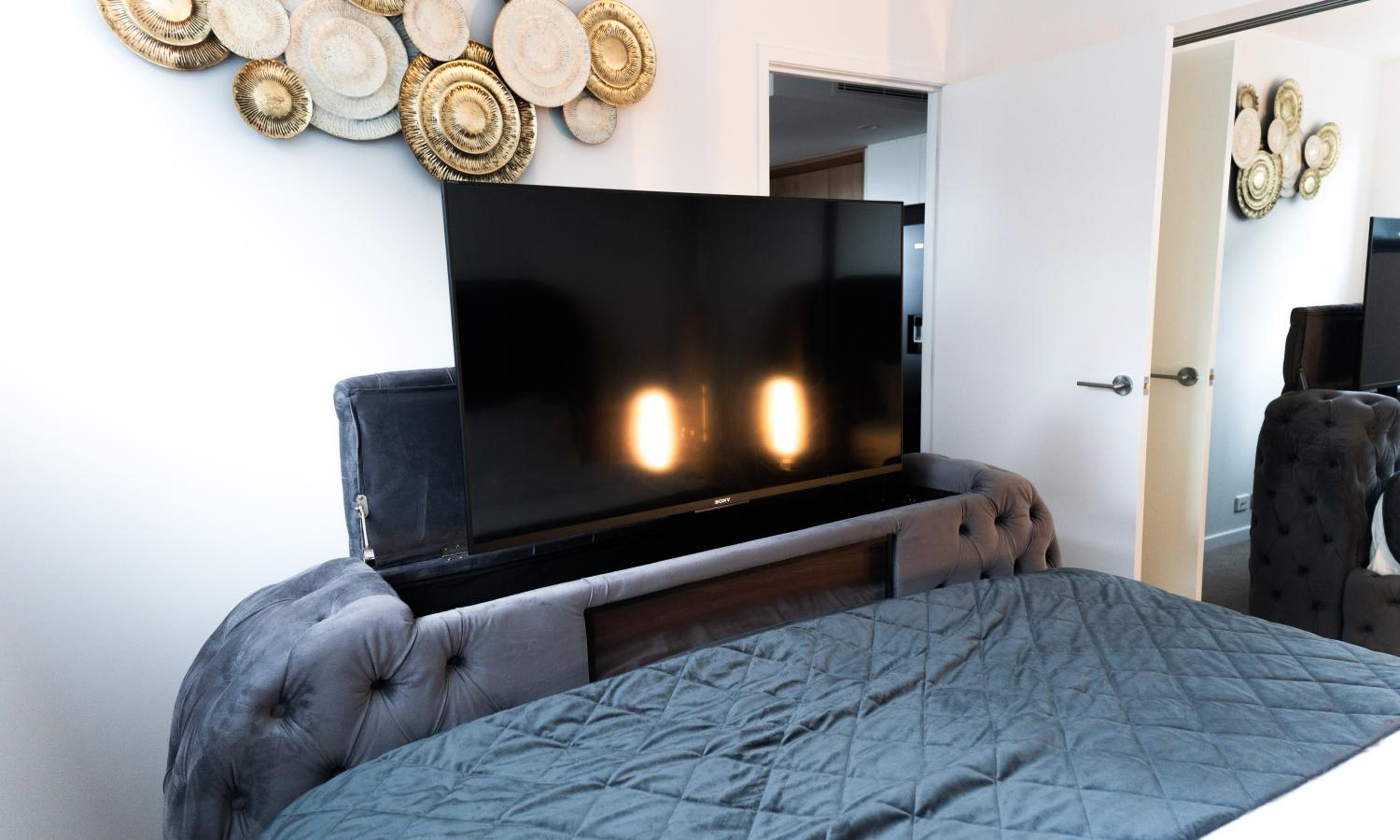 New City Condo with Brisbane River View & Parking