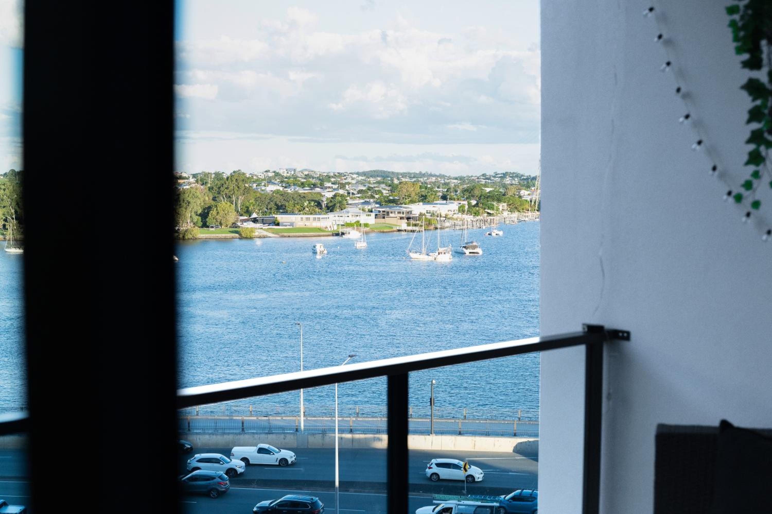New City Condo with Brisbane River View & Parking