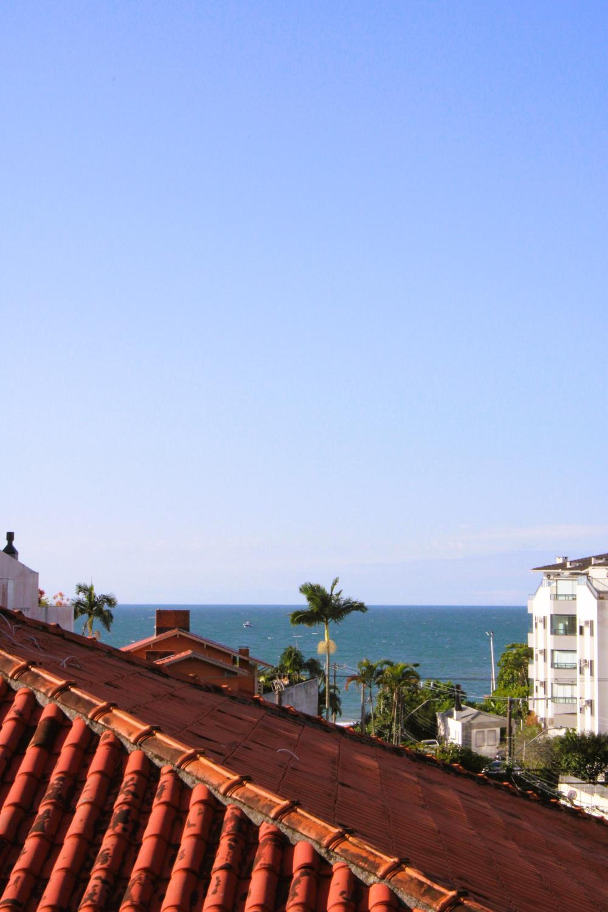 Apto de duas suítes com vista mar - 100 metros da praia em Canasvieiras