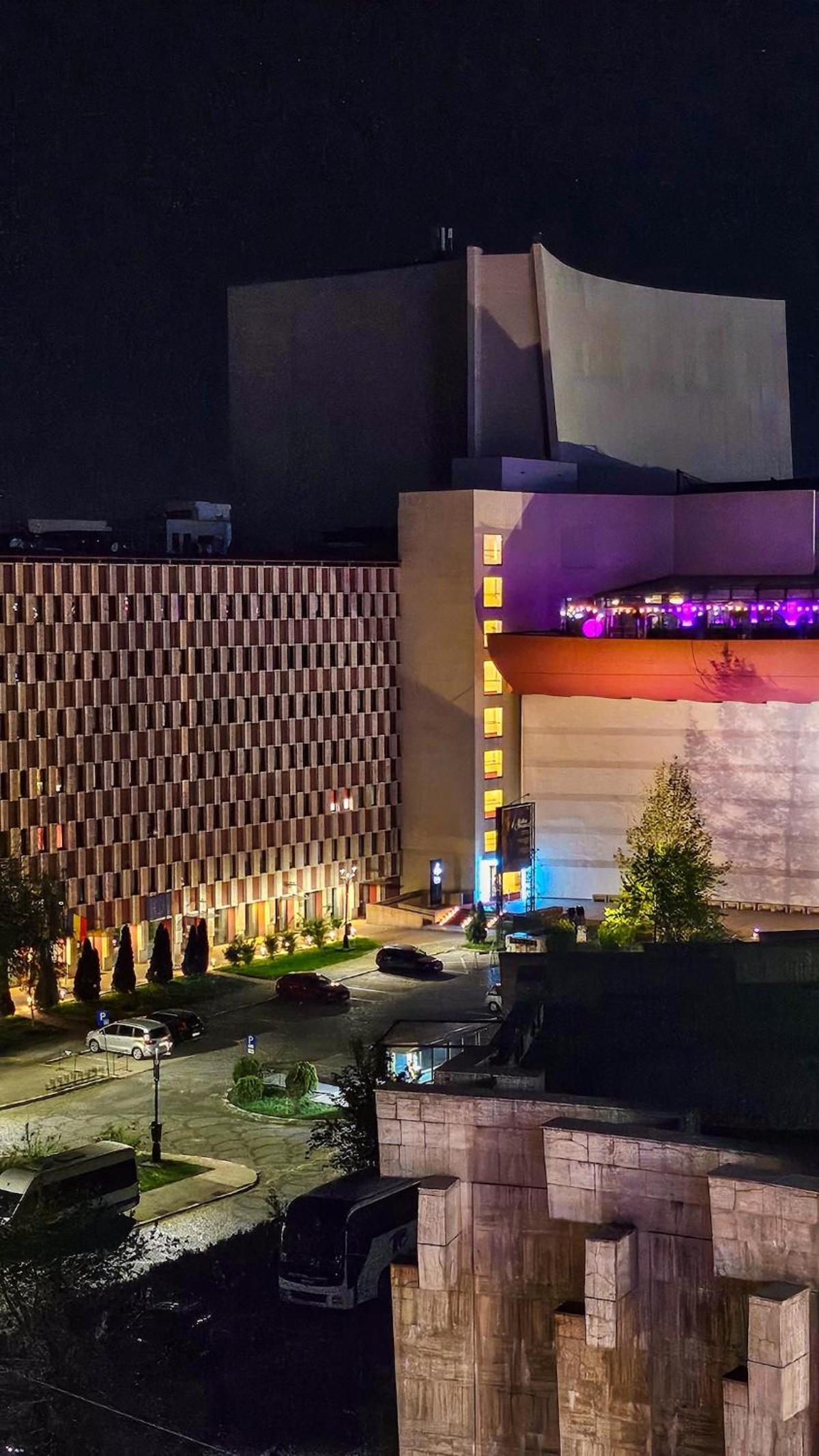 Downtown condo National Theatre, University square