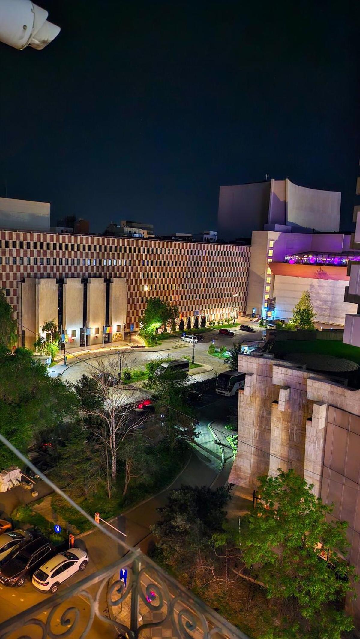 Downtown condo National Theatre, University square