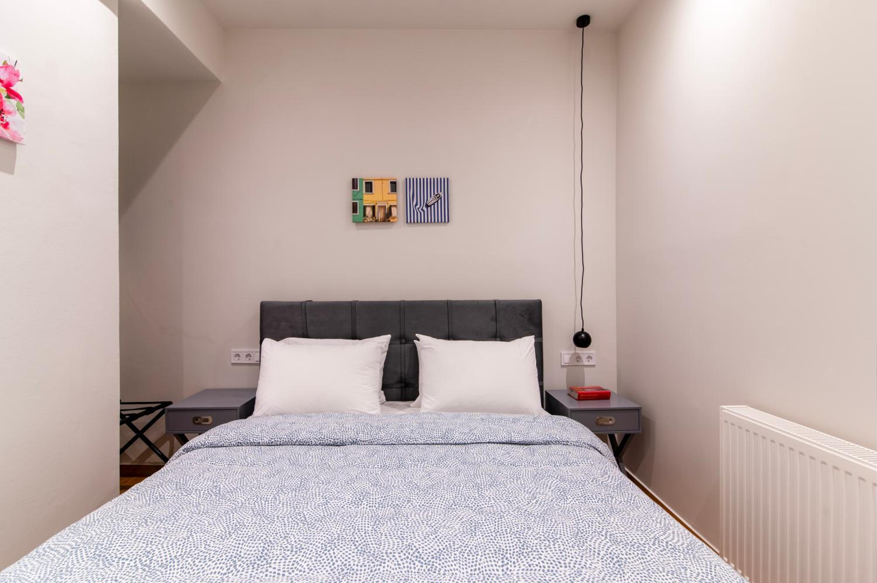 A42 Renovated in 25 8 minutes to Acropolis Museum Heart of Koukaki