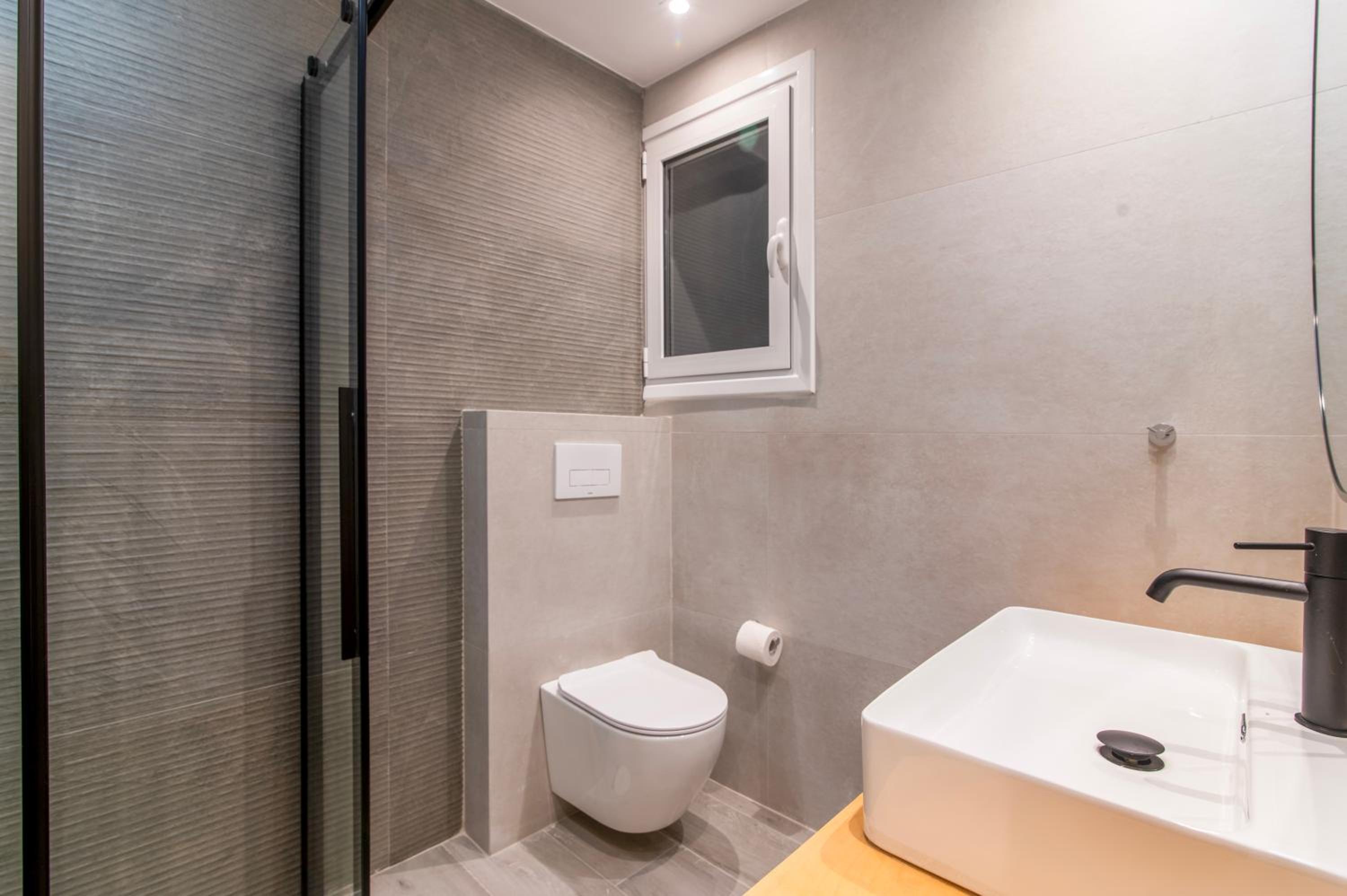 A42 Renovated in 25 8 minutes to Acropolis Museum Heart of Koukaki