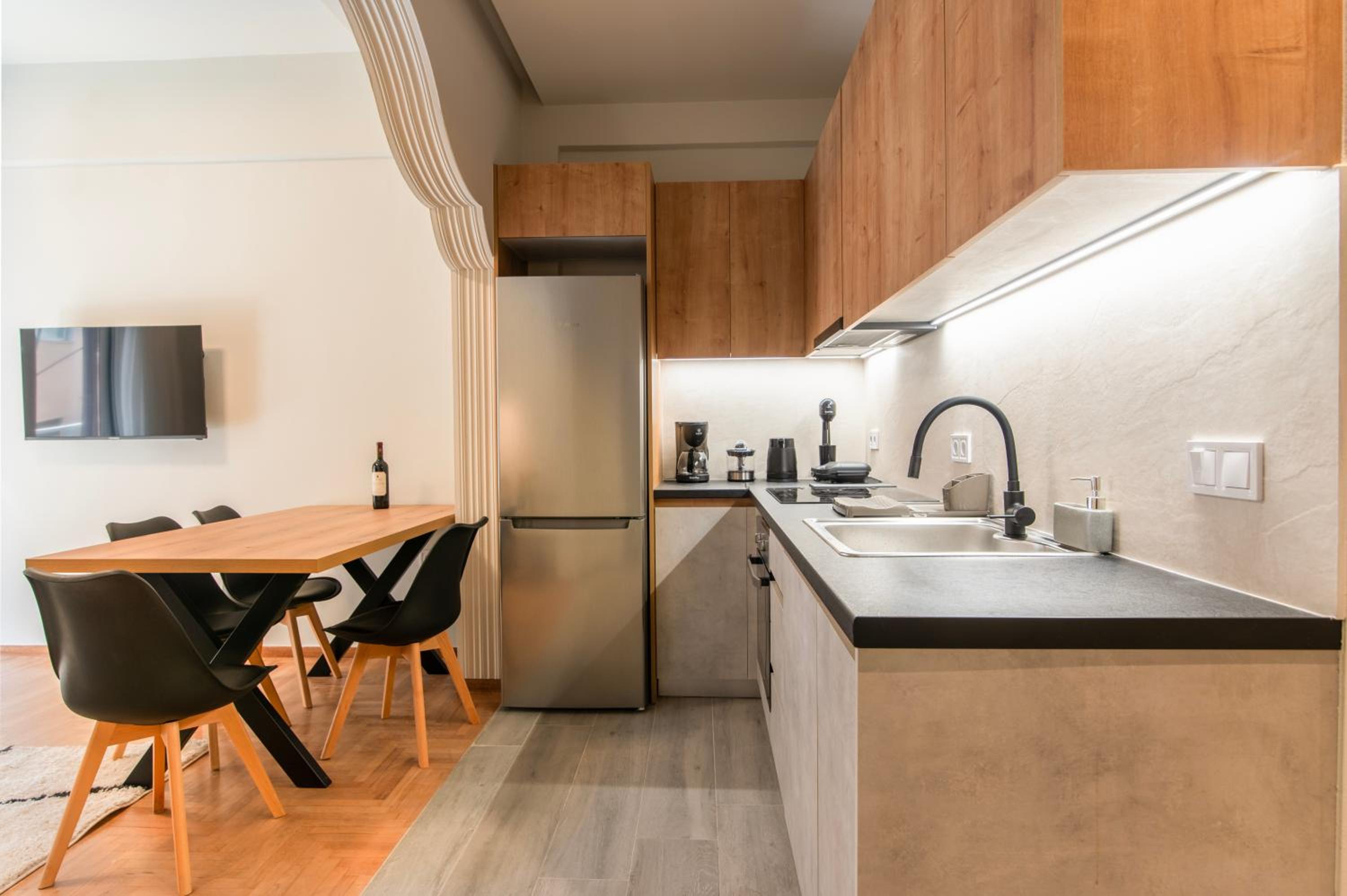 A42 Renovated in 25 8 minutes to Acropolis Museum Heart of Koukaki