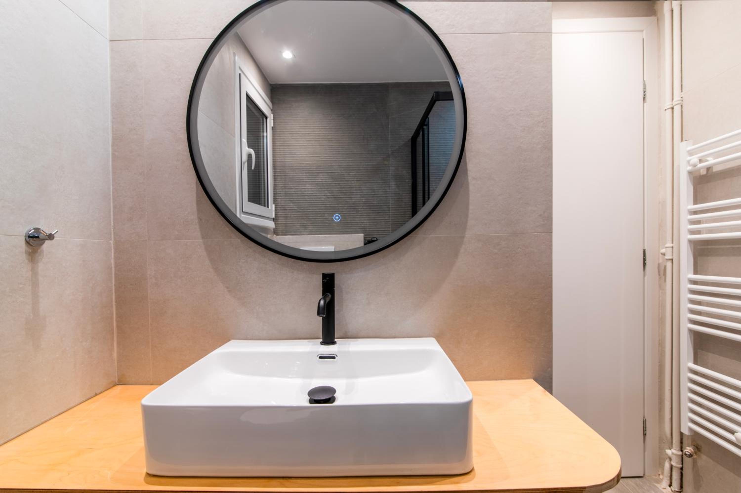 A42 Renovated in 25 8 minutes to Acropolis Museum Heart of Koukaki