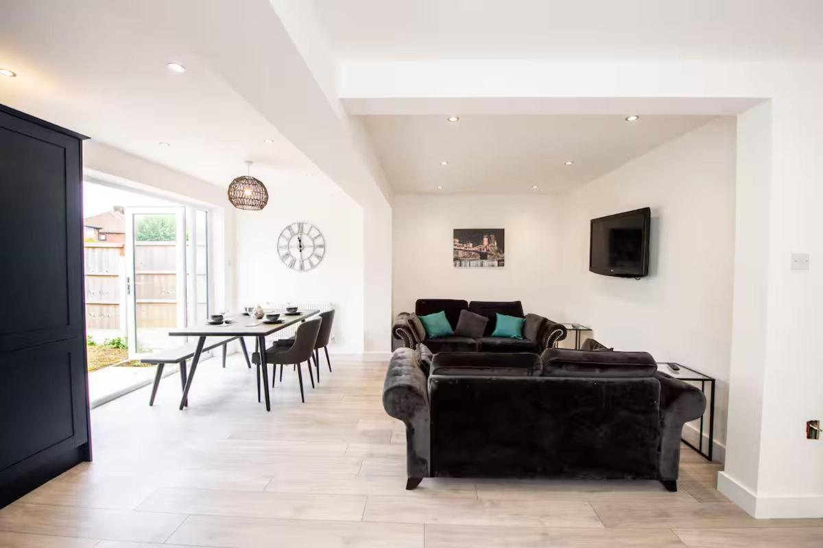 Spacious 3-Bed by Beatles Attractions & Transport