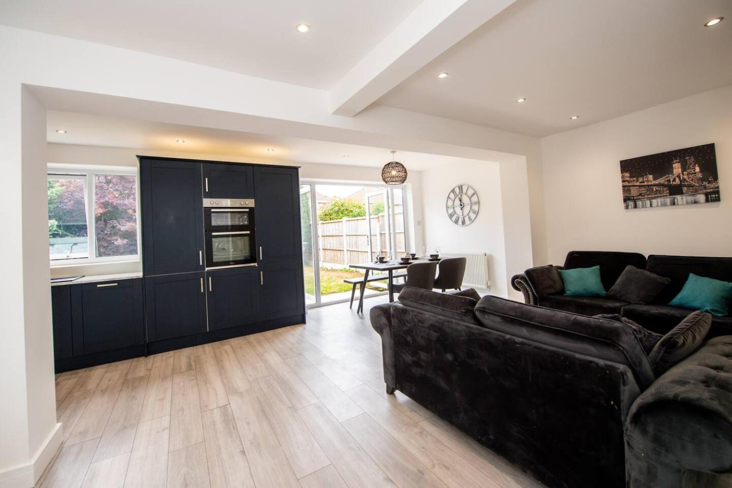 Spacious 3-Bed by Beatles Attractions & Transport