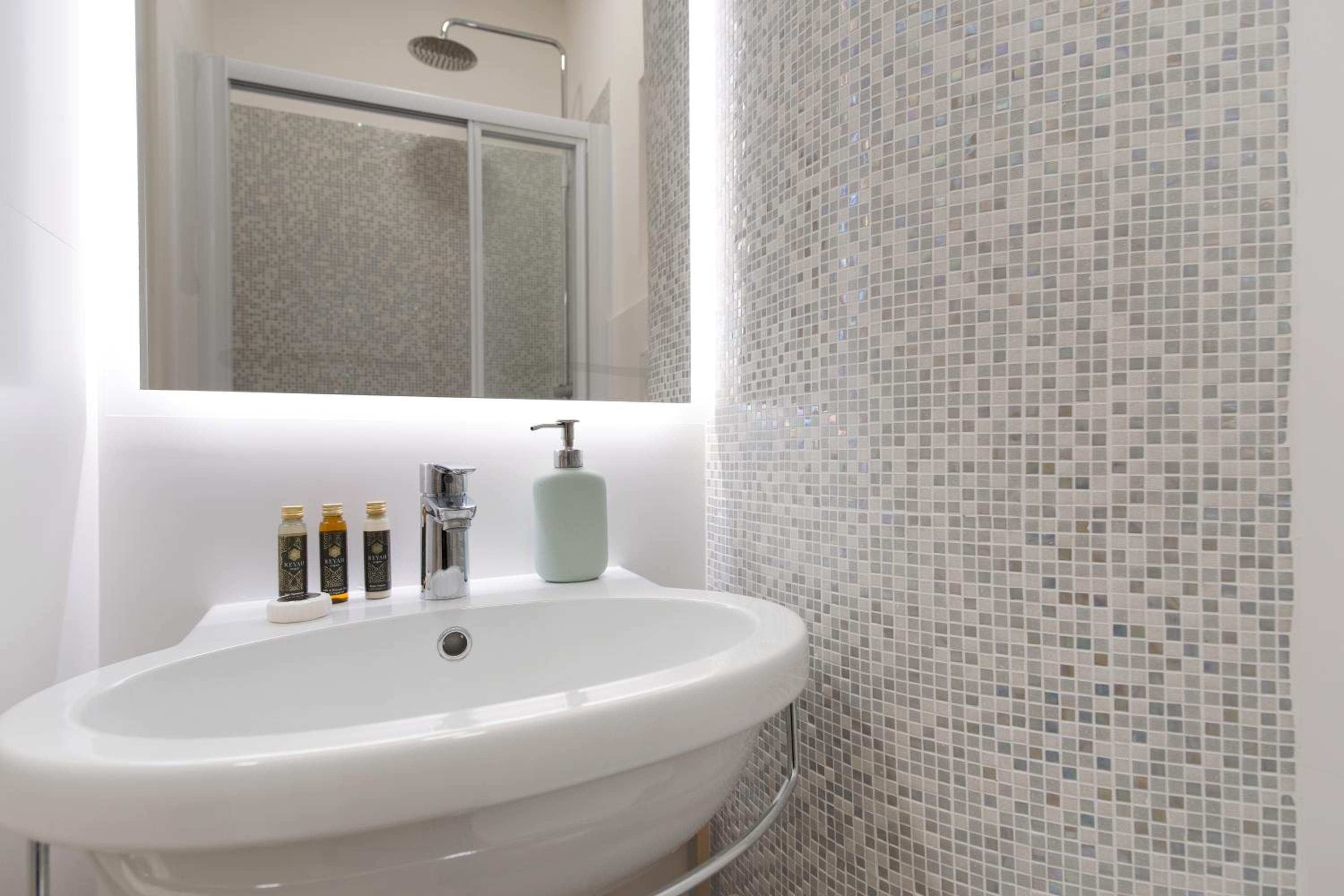 Elegantis Trastevere Modern Apartment - Comfort in Rome Most Charming District