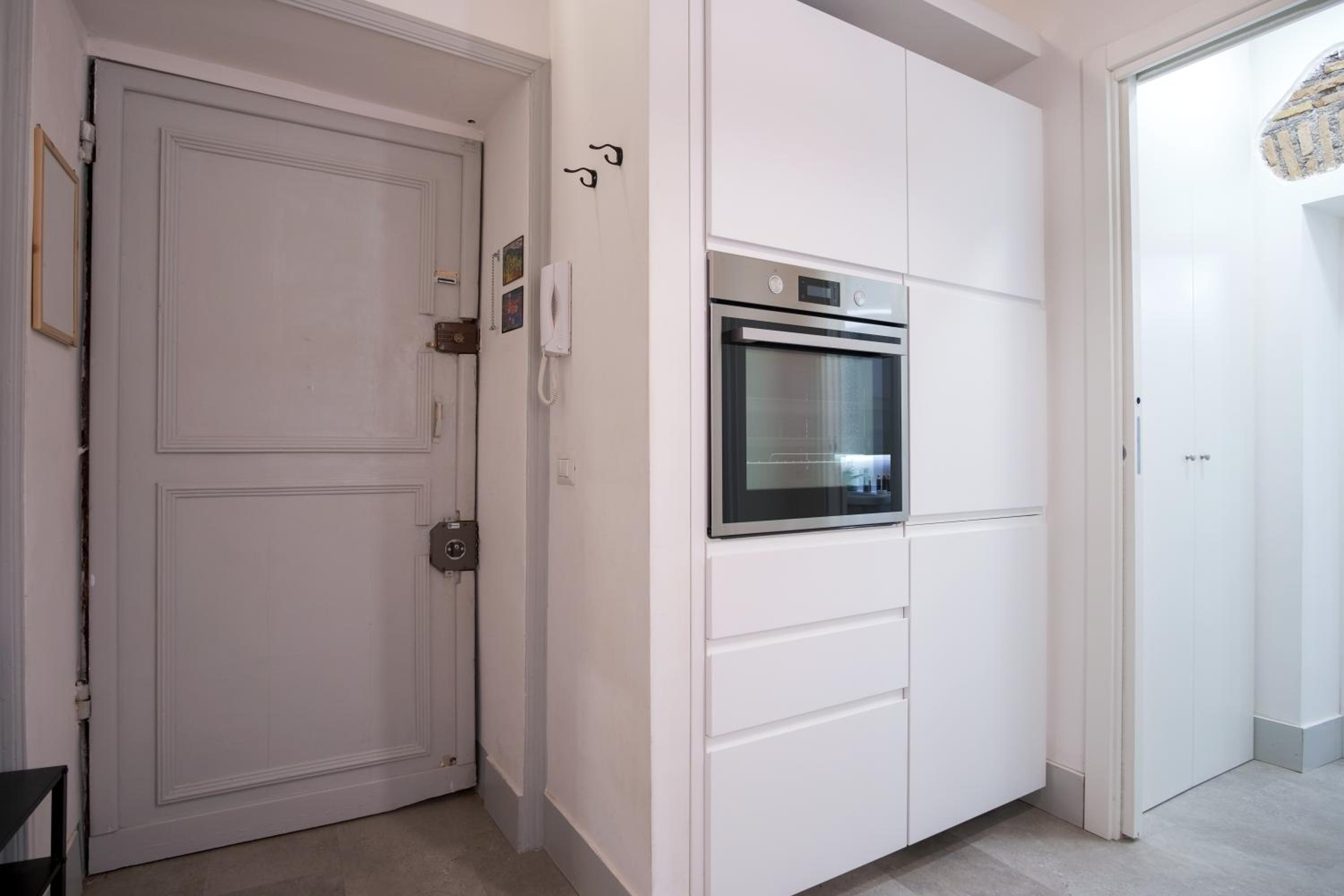 Elegantis Trastevere Modern Apartment - Comfort in Rome Most Charming District