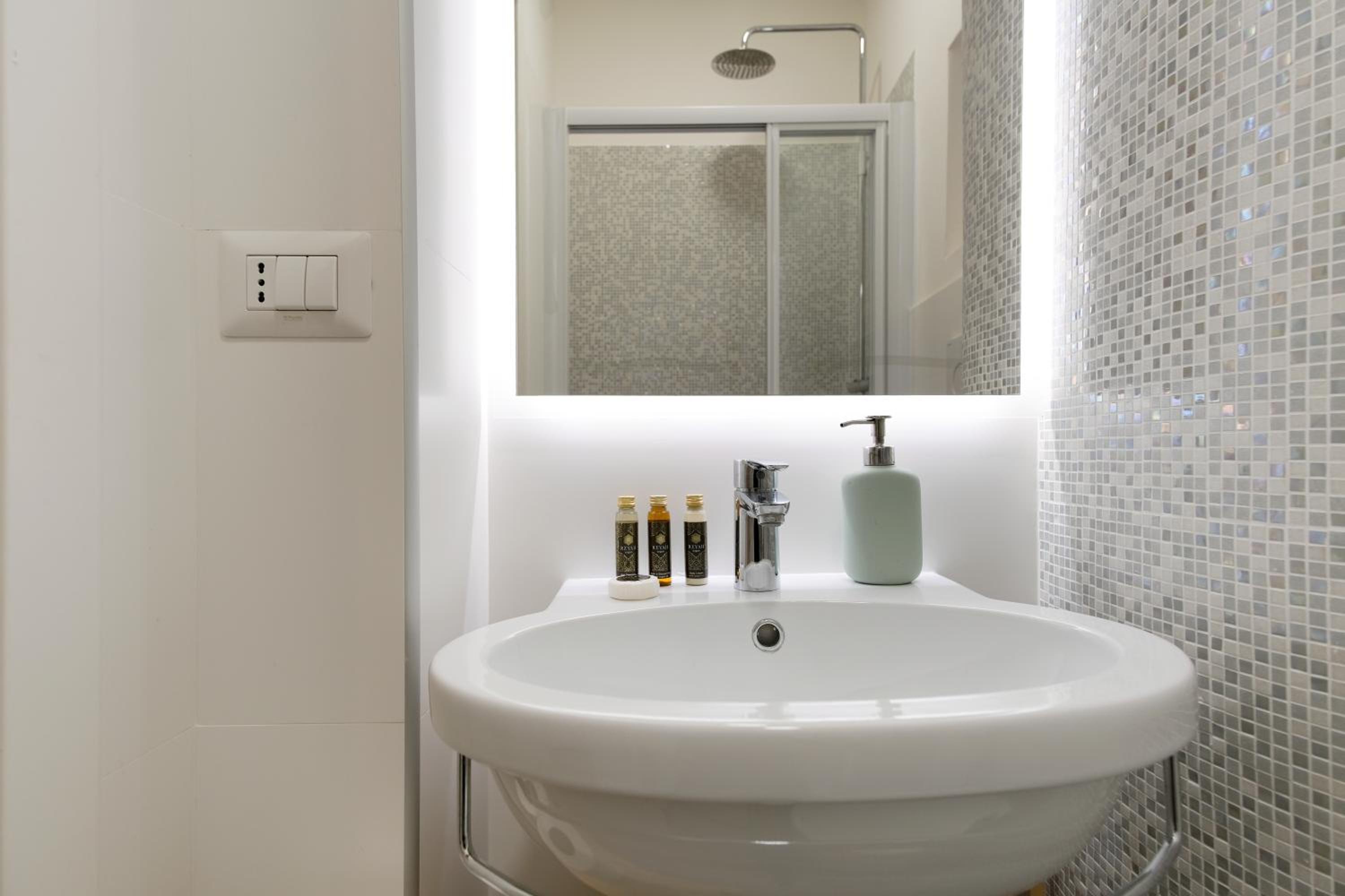 Elegantis Trastevere Modern Apartment - Comfort in Rome Most Charming District